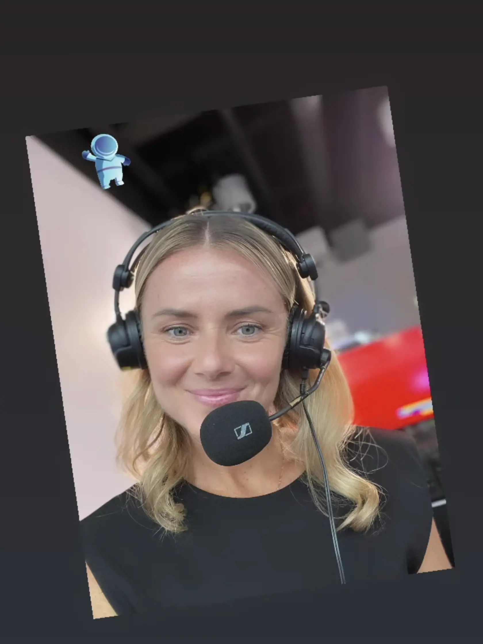 Treba prizvukovať, že jej to pred kamerou s mikrofónom v ruke náramne pristane.