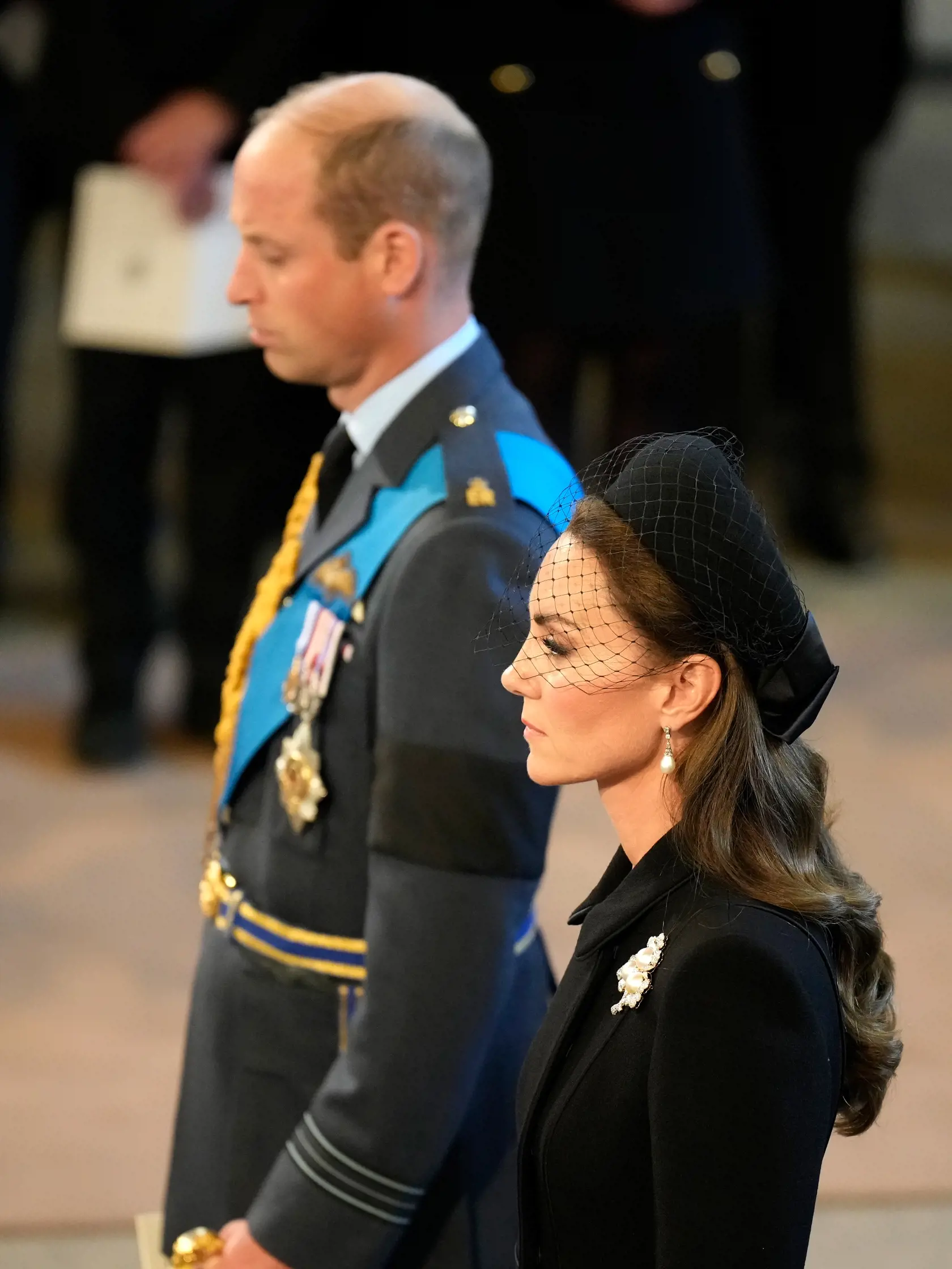Princ a princezná z Walesu na rozlúčke s kráľovnou.