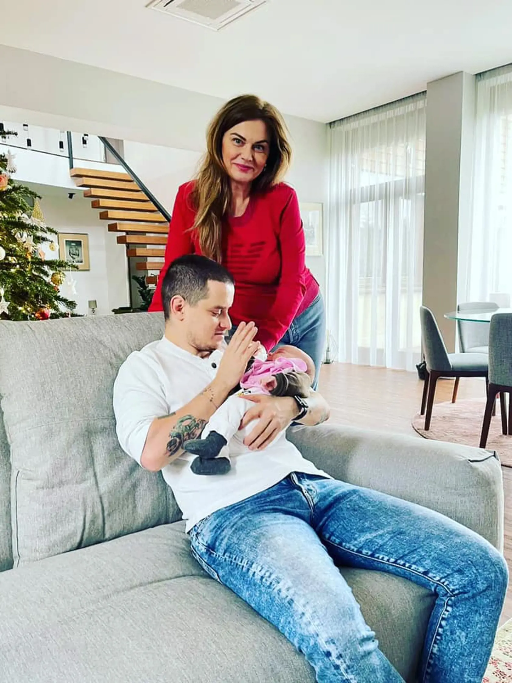 Monika Beňová býva v zrekonštruovanom dome vo Vrakuni. Beňová na snímke so synom Martinom, ktorému dom papierovo patrí a dcérou Leou.
