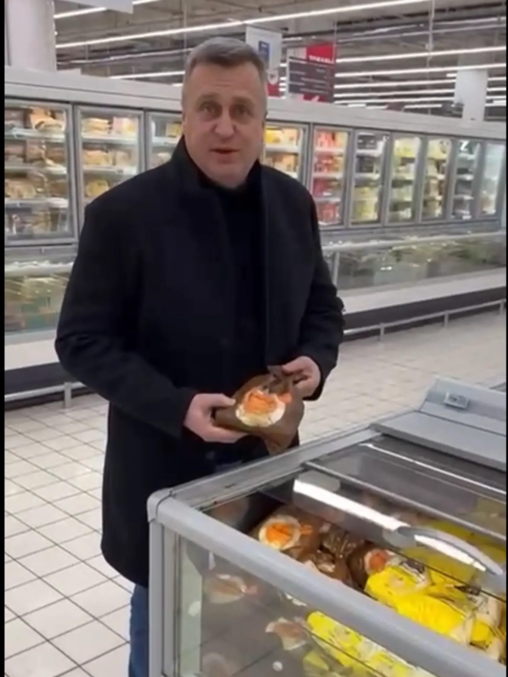 Danko sa pristavil pri mraziarenskom boxe, kde ho zaujali pelmene. “Tieto pelmene by som si hneď zobral domov a keď pozerám na cenu, tak je to 1,50,” povedal Andrej Danko pri mrazničke, z ktorej vybral typické ruské jedlo. 