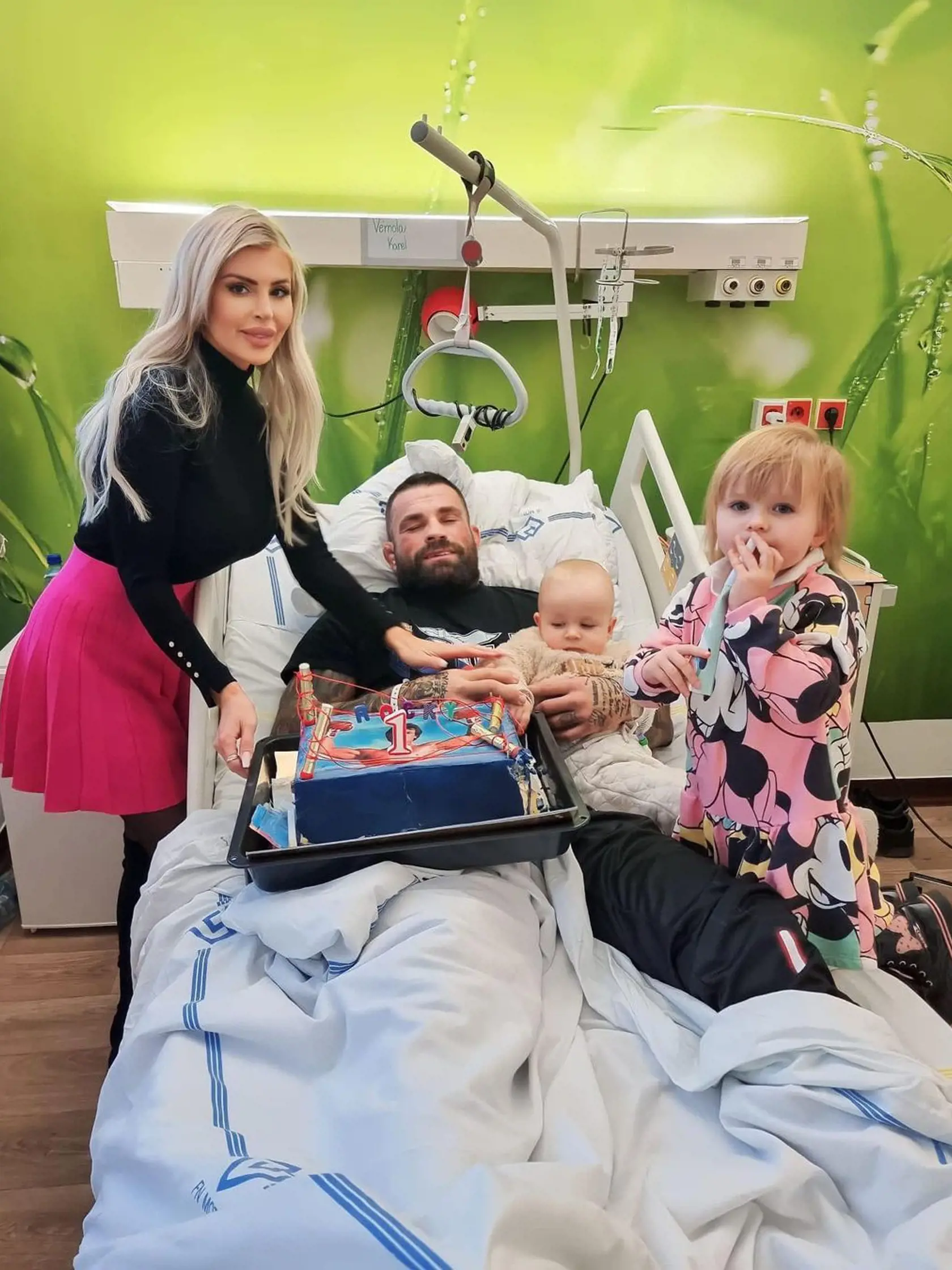 Karlos Vémola leží v nemocnici. Na fotke počas návštevy manželky Lely a detí.