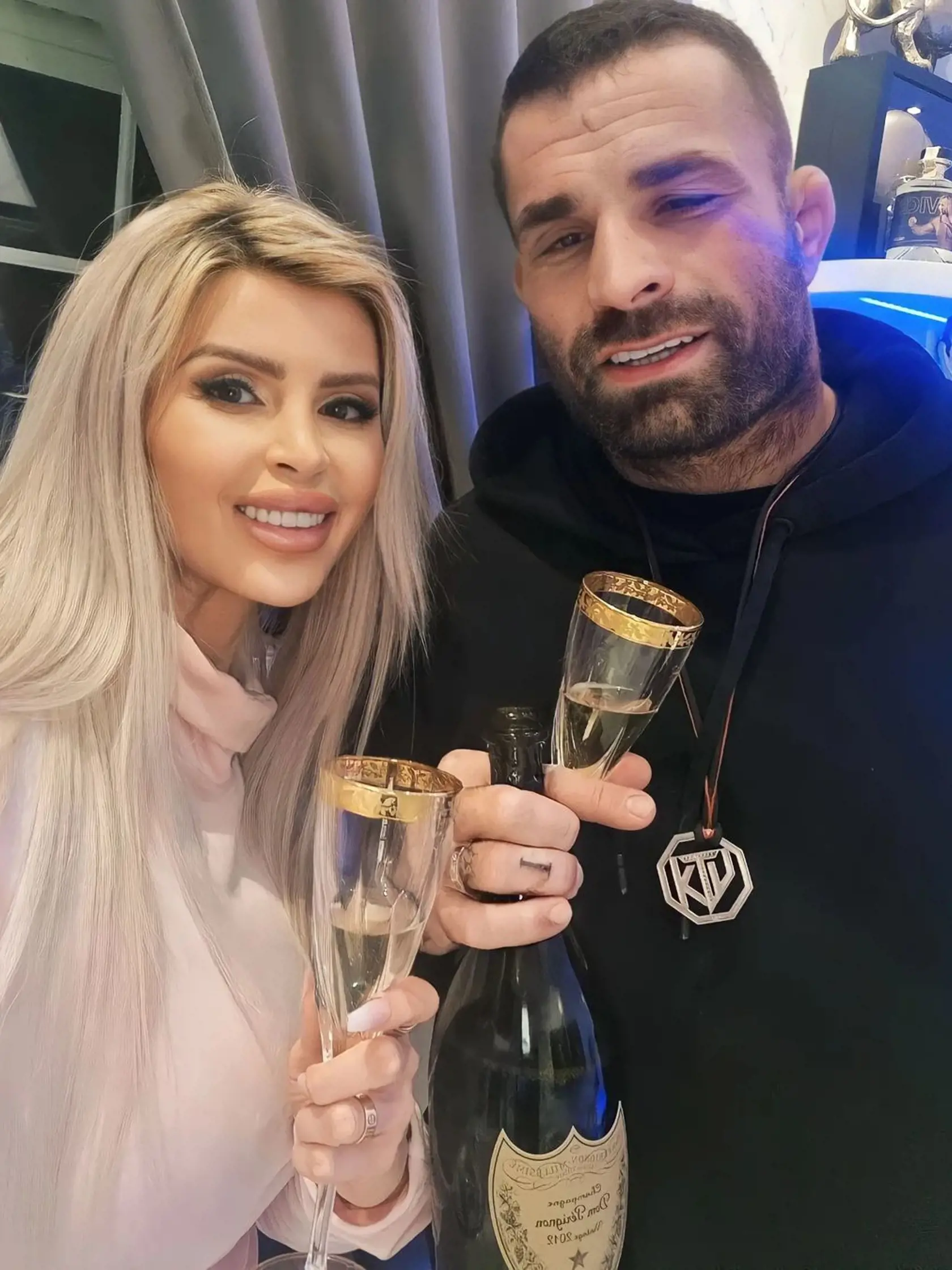 Silvestrovský prípitok MMA zápasníka Karlosa Vémolu a manželky Lely Ceterovej.