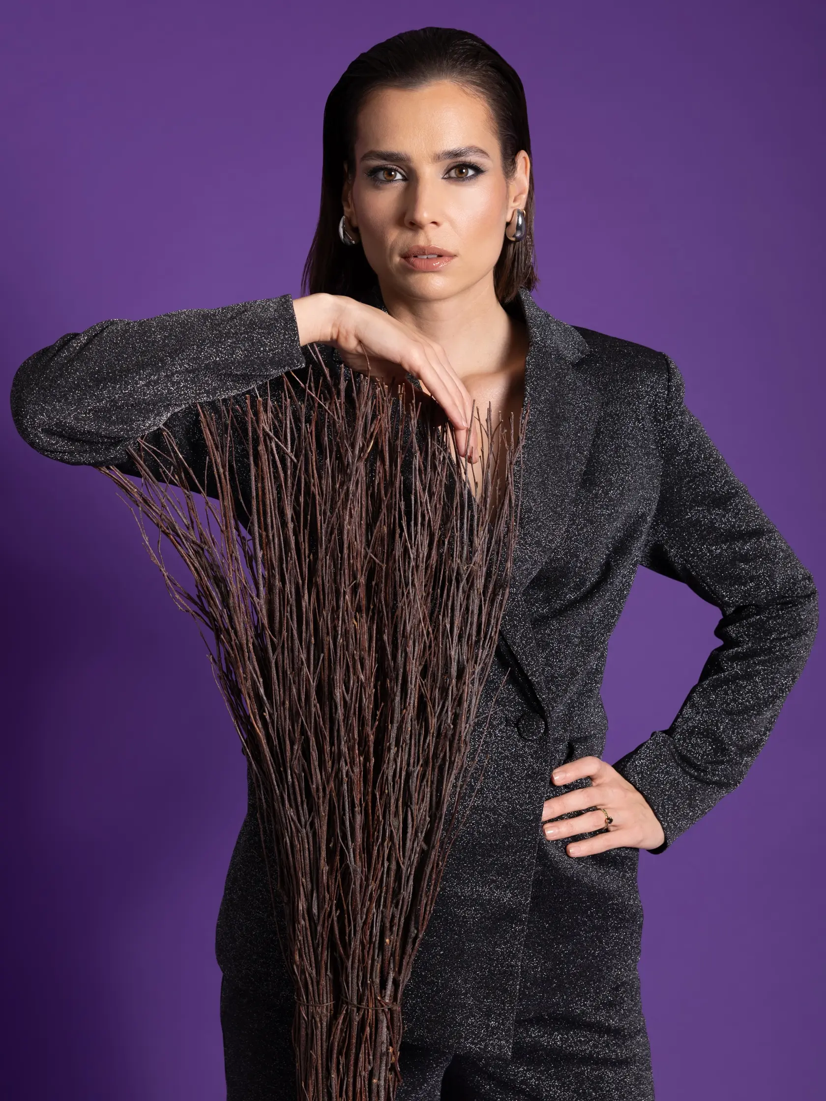 Moderátorka Lucia Hlaváčková, ako bosorka počas fotografovania pre TV magazín denníka Plus JEDEN DEŇ. Na snímke je pes, ktorý pózoval pri fotografovaní