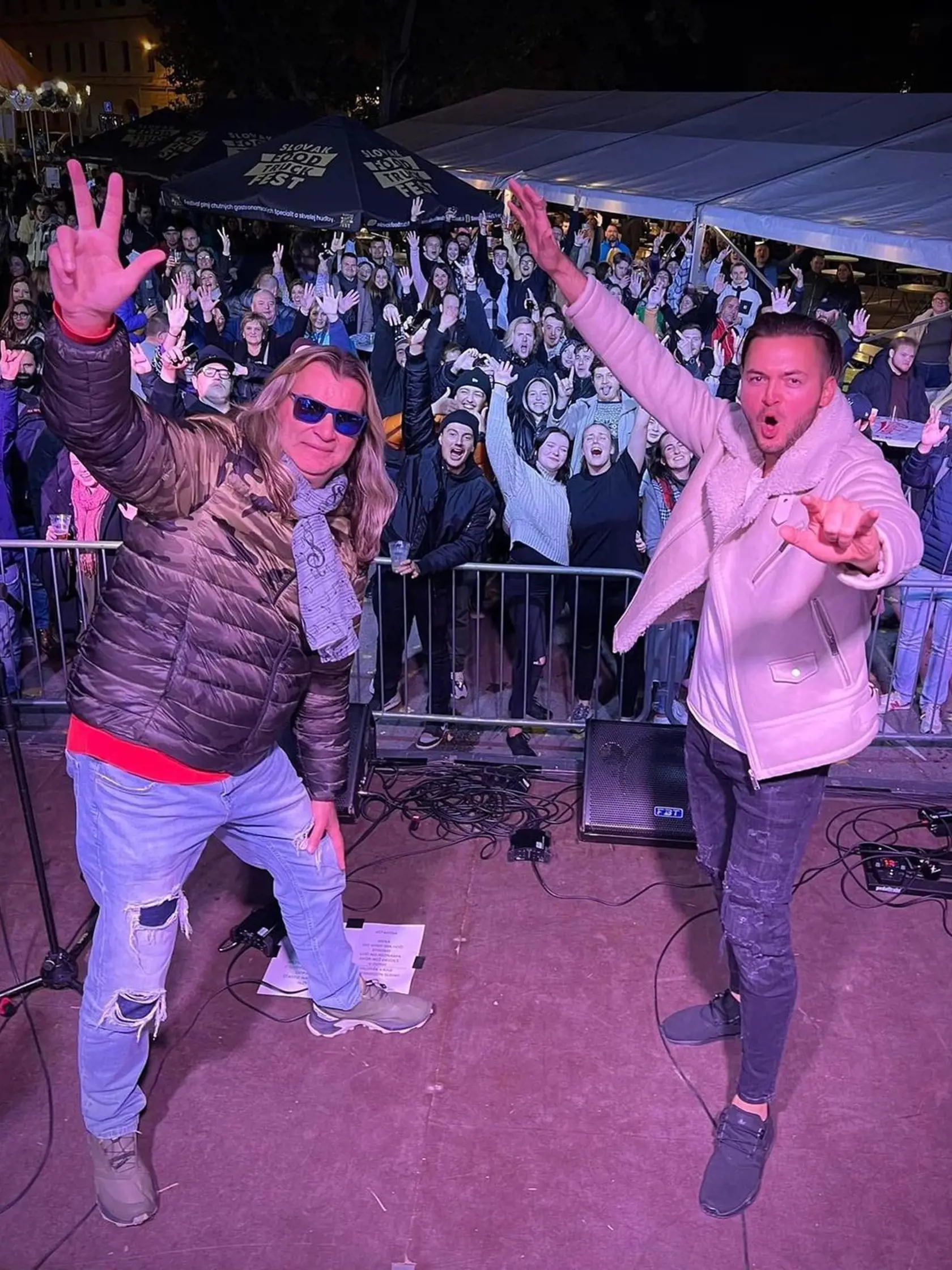 Braňo Mojsej momentálne opäť koncertuje, hrá a spieva.