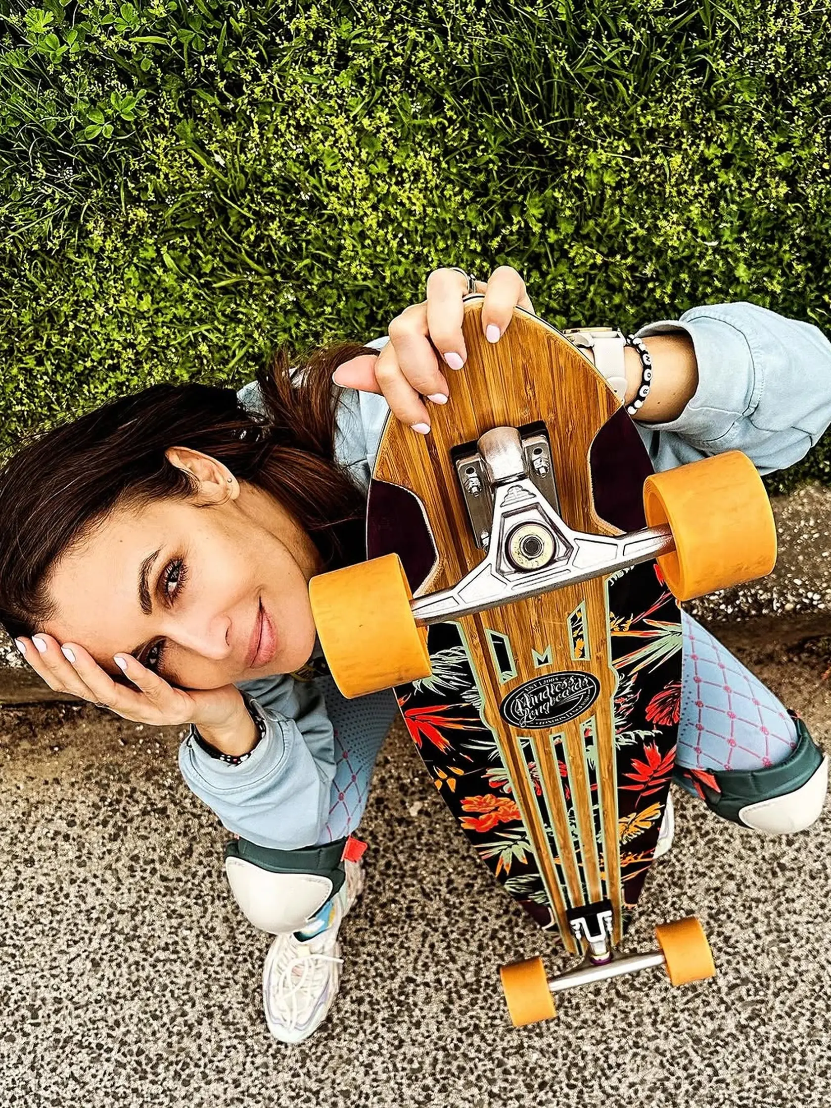 Lenka Šóošová so svojím novým longboardom.