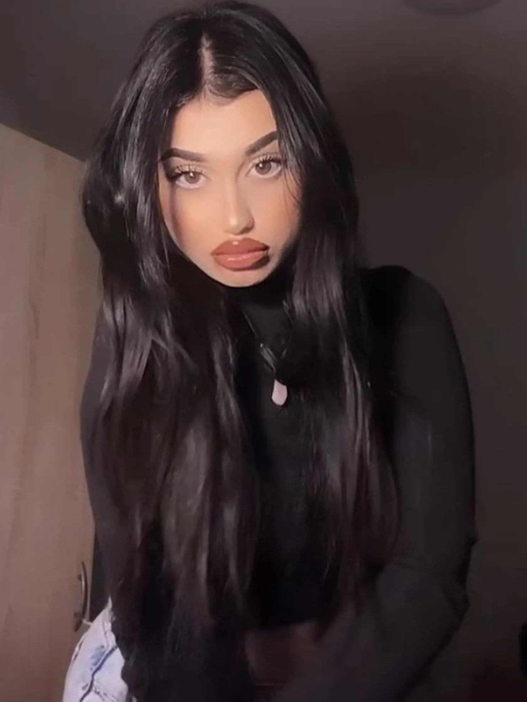 Všetky fotky Azre ,,lajkuje" Giuliana z Farmy 14. Poznajú sa ešte zo školských čias. Pre Giulianu je Azra najviac sympatická na Farme 15 a ešte Daniel.