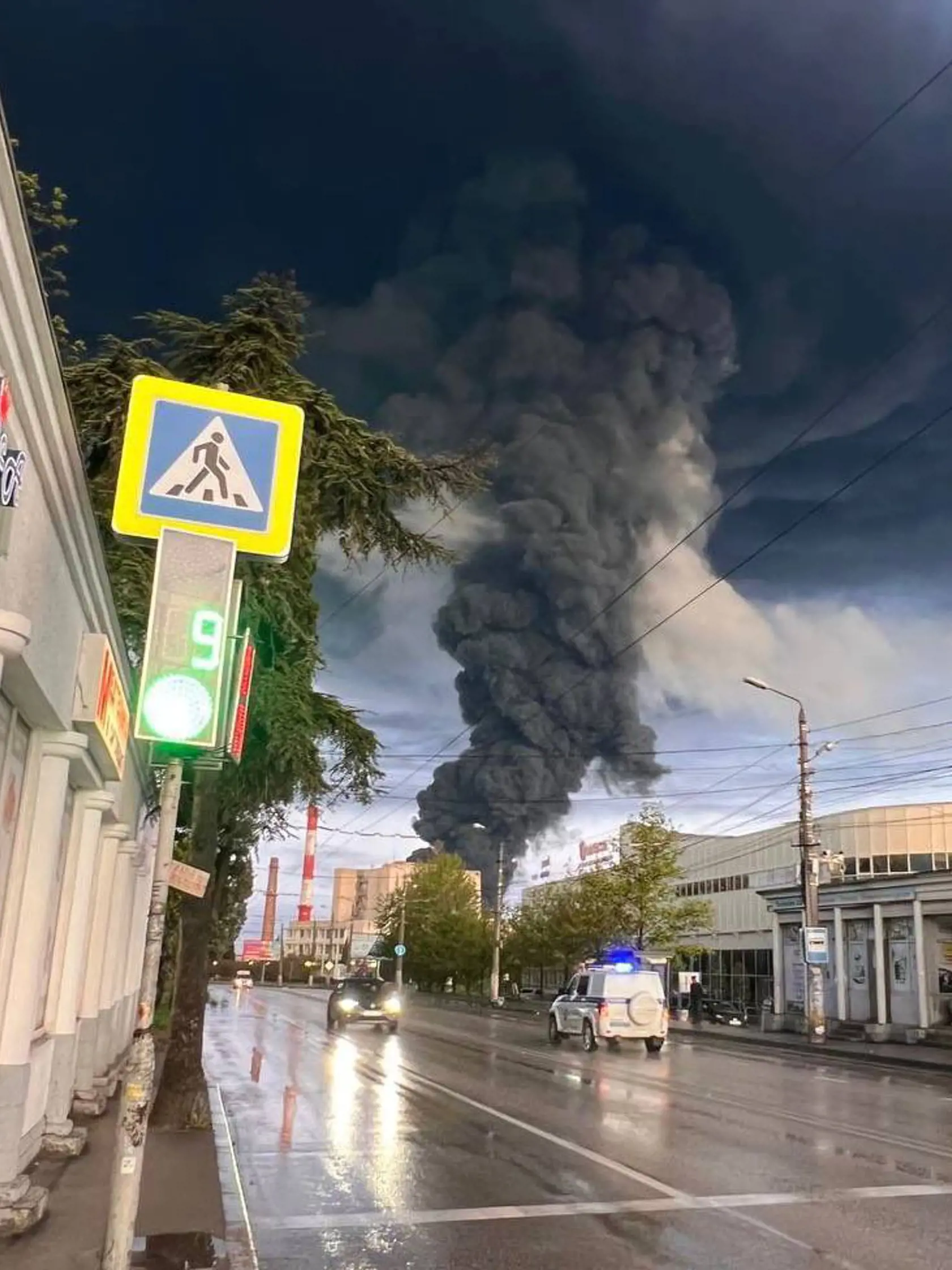 Palivovú nádrž v prístavnom meste Sevastopol na Ruskom anektovanom ukrajinskom polostrove Krym zachvátil požiar pravdepodobne v dôsledku útoku dronom, napísal v sobotu v skorých ranných hodinách na platforme Telegram Moskvou dosadený tamojší gubernátor Michail Razvožajev.