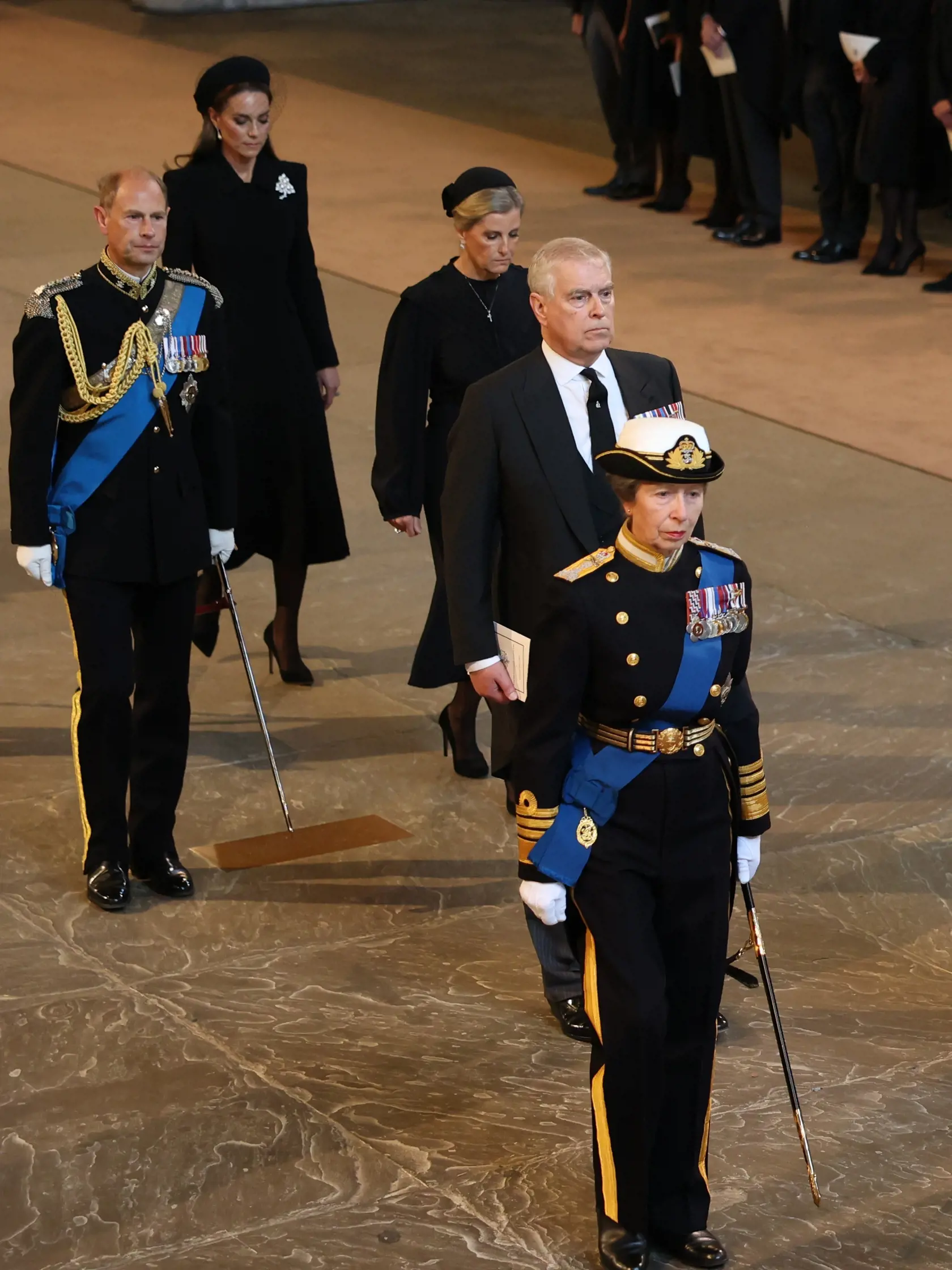 Princezná Anna kráčala za truhlou s Alžbetou ako jediná, až neskôr sa k nej pripojila vojvodkyňa Kate a ďalšie členky kráľovskej rodiny.