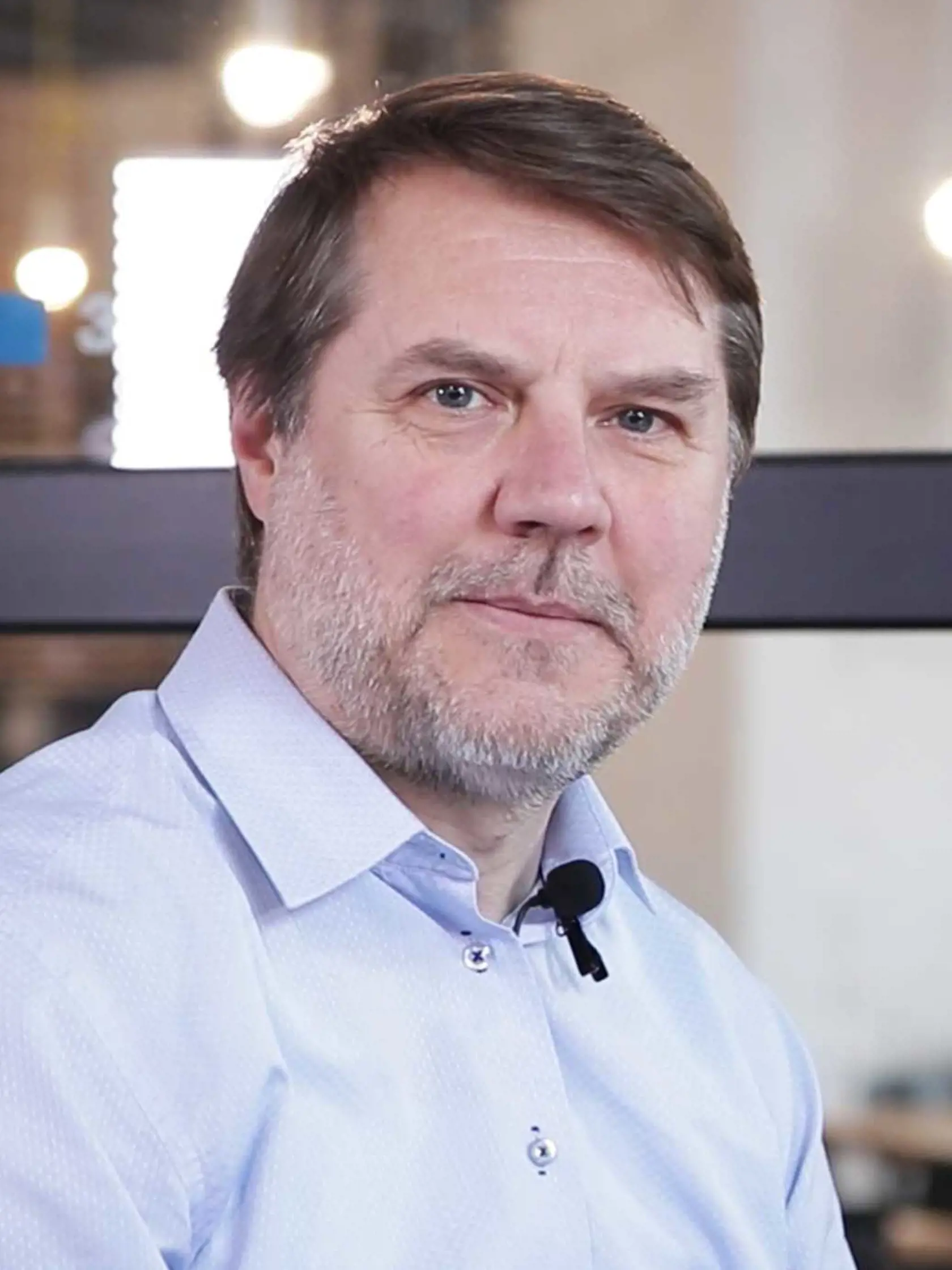 Energetický analytik Ján Pišta: Určite je rozumné nekúriť naplno, keď v miestnosti niekto nie je. A ani keď sme v posteli pod perinou. Veľmi to závisí od toho, či je obytný dom zateplený. Ak áno, ten tak veľmi nevychladne, ani keď kúrenie na pár hodín úplne vypnem. Ak zateplený nie je, radiátory viac vychladnú a nábeh spotrebuje viac energie. Tam by som to radšej úplne nevypínal, ale len stiahol na nižší stupeň.