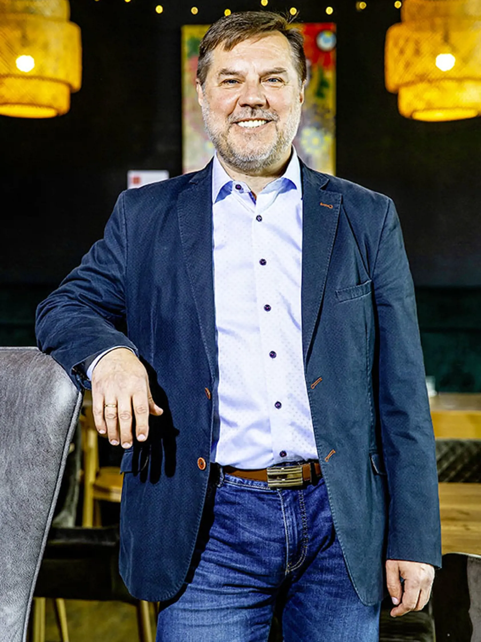 Energetický analytik Ján Pišta: Určite je rozumné nekúriť naplno, keď v miestnosti niekto nie je. A ani keď sme v posteli pod perinou. Veľmi to závisí od toho, či je obytný dom zateplený. Ak áno, ten tak veľmi nevychladne, ani keď kúrenie na pár hodín úplne vypnem. Ak zateplený nie je, radiátory viac vychladnú a nábeh spotrebuje viac energie. Tam by som to radšej úplne nevypínal, ale len stiahol na nižší stupeň.