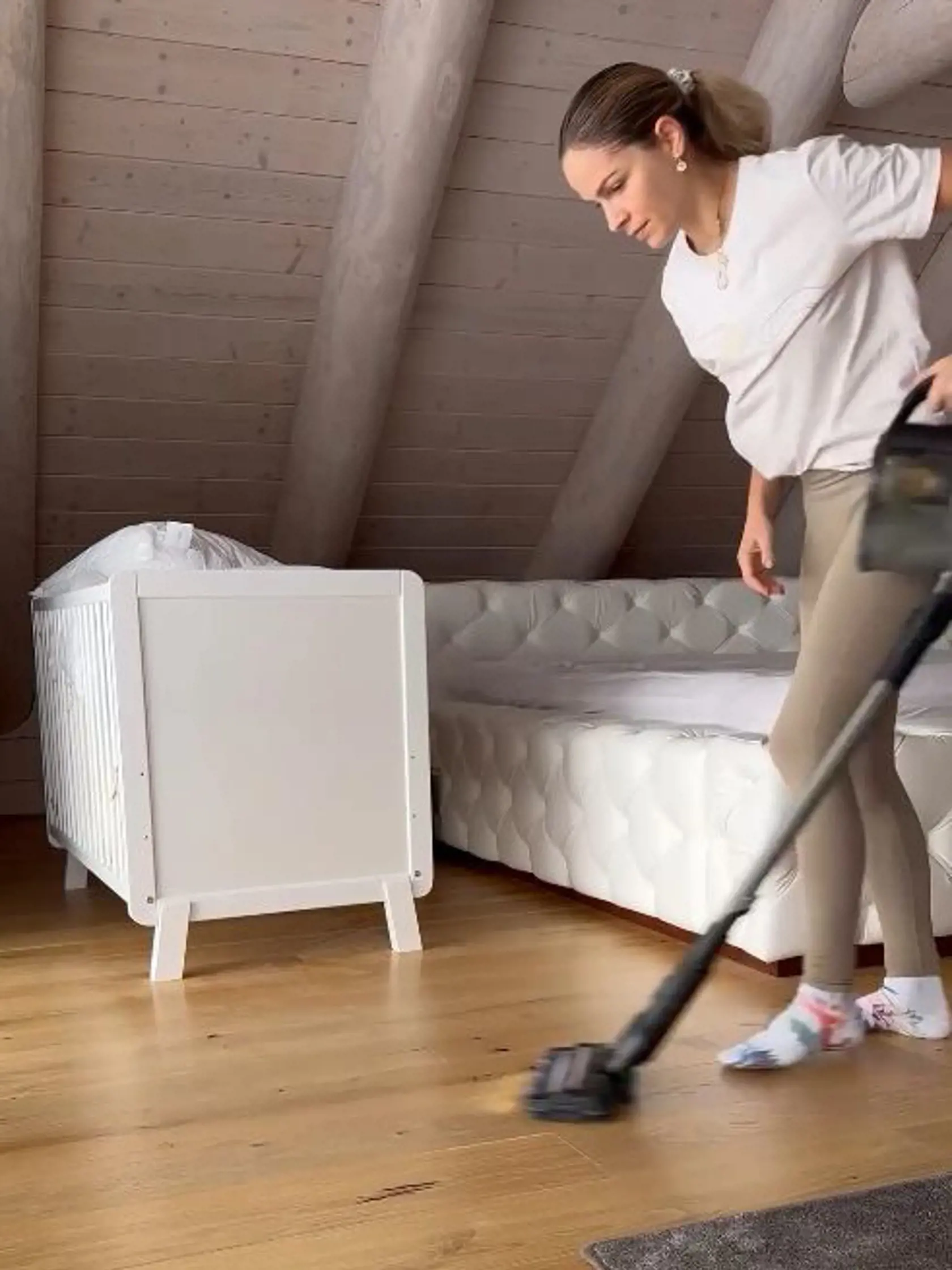 Ivana Gáborík upratuje ich chatu.