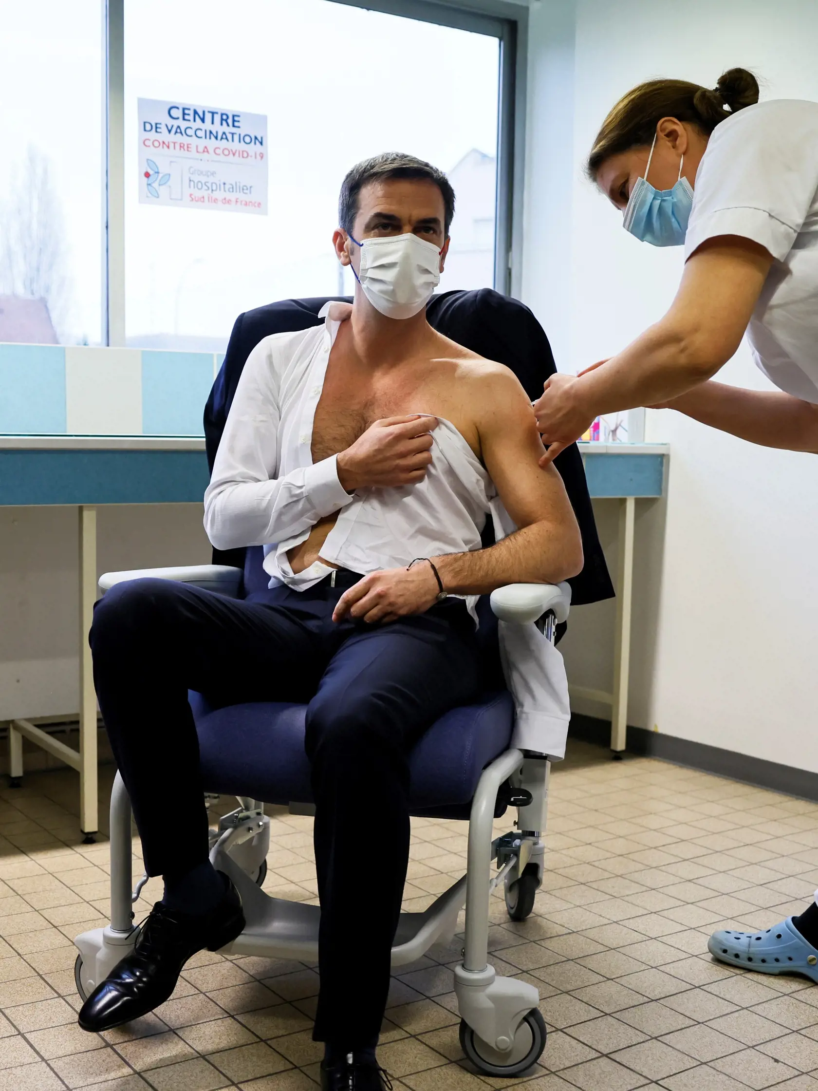 JB 43 Paríž - Francúzsky minister zdravotníctva Olivier Veran dostáva vakcínu proti ochoreniu COVID-19 od spoločnosti AstraZeneca-Oxford vo vakcinačnom centre v nemocnici v Melune na predmestí Paríža 8. februára 2021. Francúzske nemocnice si prevzali prvé dodávky vakcín AstraZeneca v sobotu. FOTO TASR/AP

French Health Minister Olivier Veran receives a dose of the AstraZeneca-Oxford COVID-19 vaccine at the South Ile-de-France Hospital Group in Melun, in the outskirts of Paris, Monday Feb. 8, 202