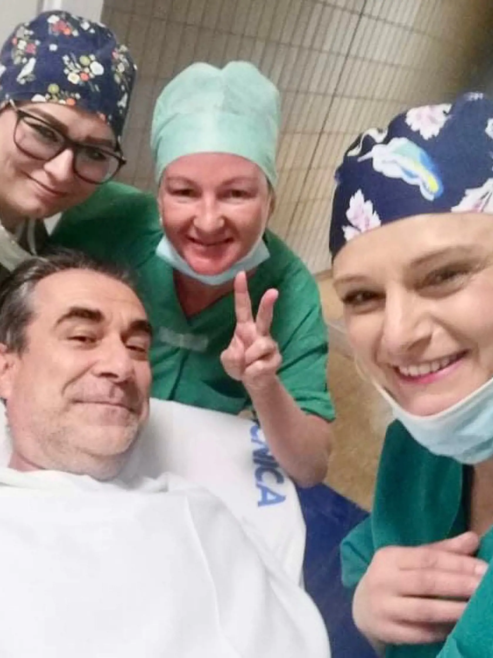 Braňo "Bejzo" Bajza z Polemicu má za sebou náročnú operáciu ruky. Fotka je tesne pred zákrokom.