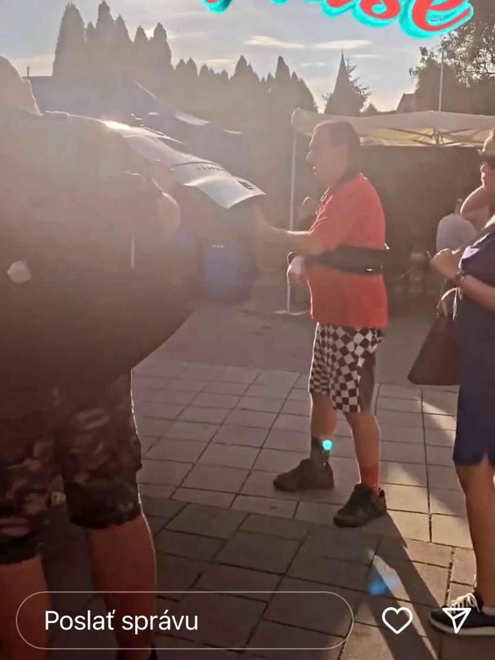 Spevák Bejzo z Polemicu sa dva týždne po vážnej operácii ruky ukázal na koncerte v Šenkviciach.