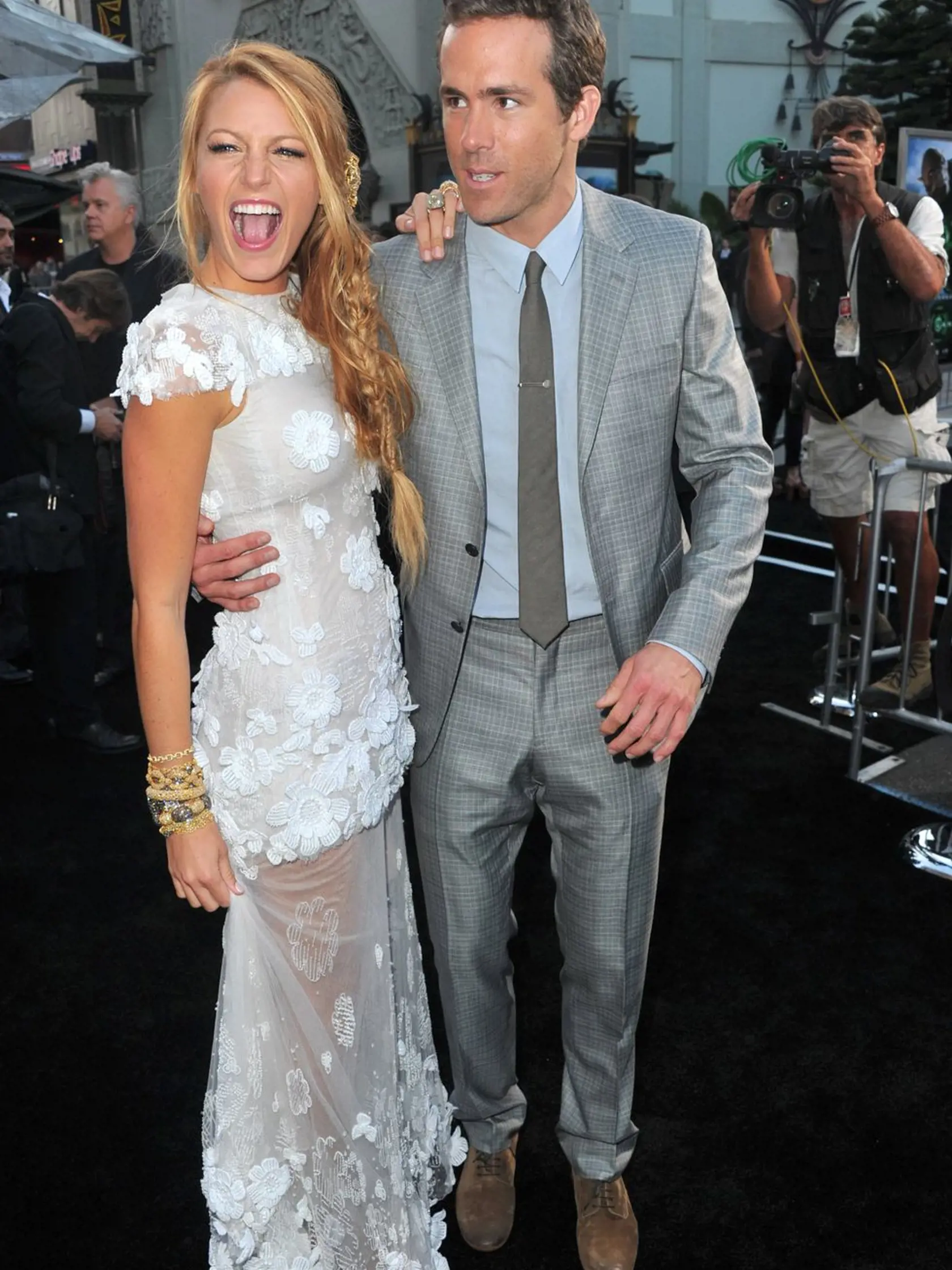 Blake Lively a Ryan Reynolds - Fešák Ryan už bol zasnúbený s Alanis Morissette a ženatý so Scarlett Johannson. To však zjavne neboli pre neho tie pravé. Od roku 2010 jeho srdce patrí čarovnej Blake, ktorú stretol pri natáčaní. Po dvoch rokoch sa pár zosobášil a majú spolu dve dcéry Inez a James.