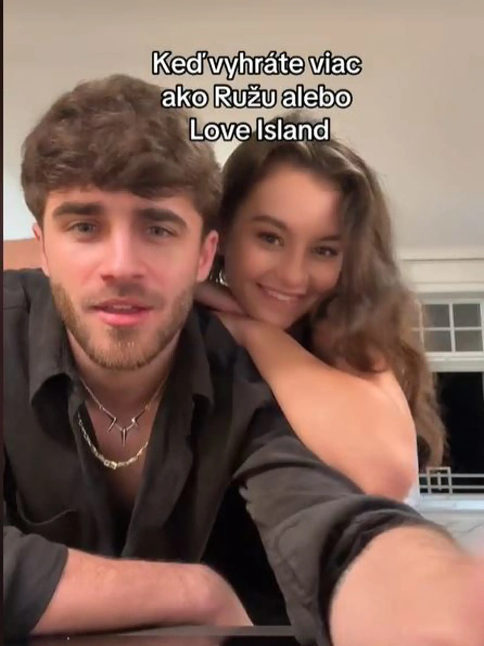 Julie Hojdyszová s Luom v spoločných videách, Vžddy majú na sebe to isté.
