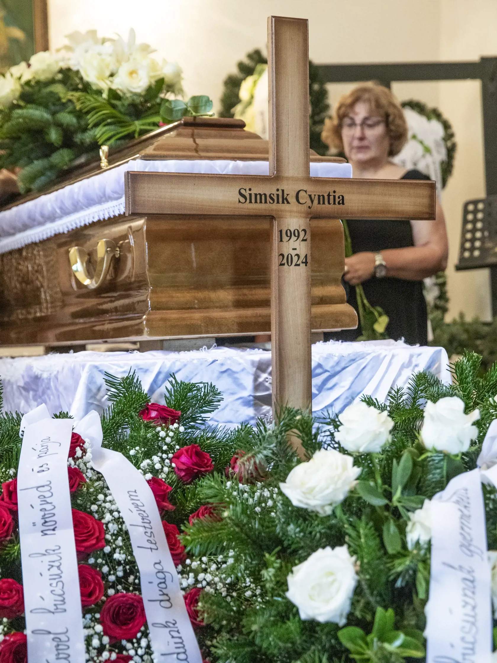 Na snímke je pohreb mladej ženy v Štúrove. Hádzanárke Cyntii, ktorú našli zabalenú v igelite, dnes povedali posledné zbohom.
