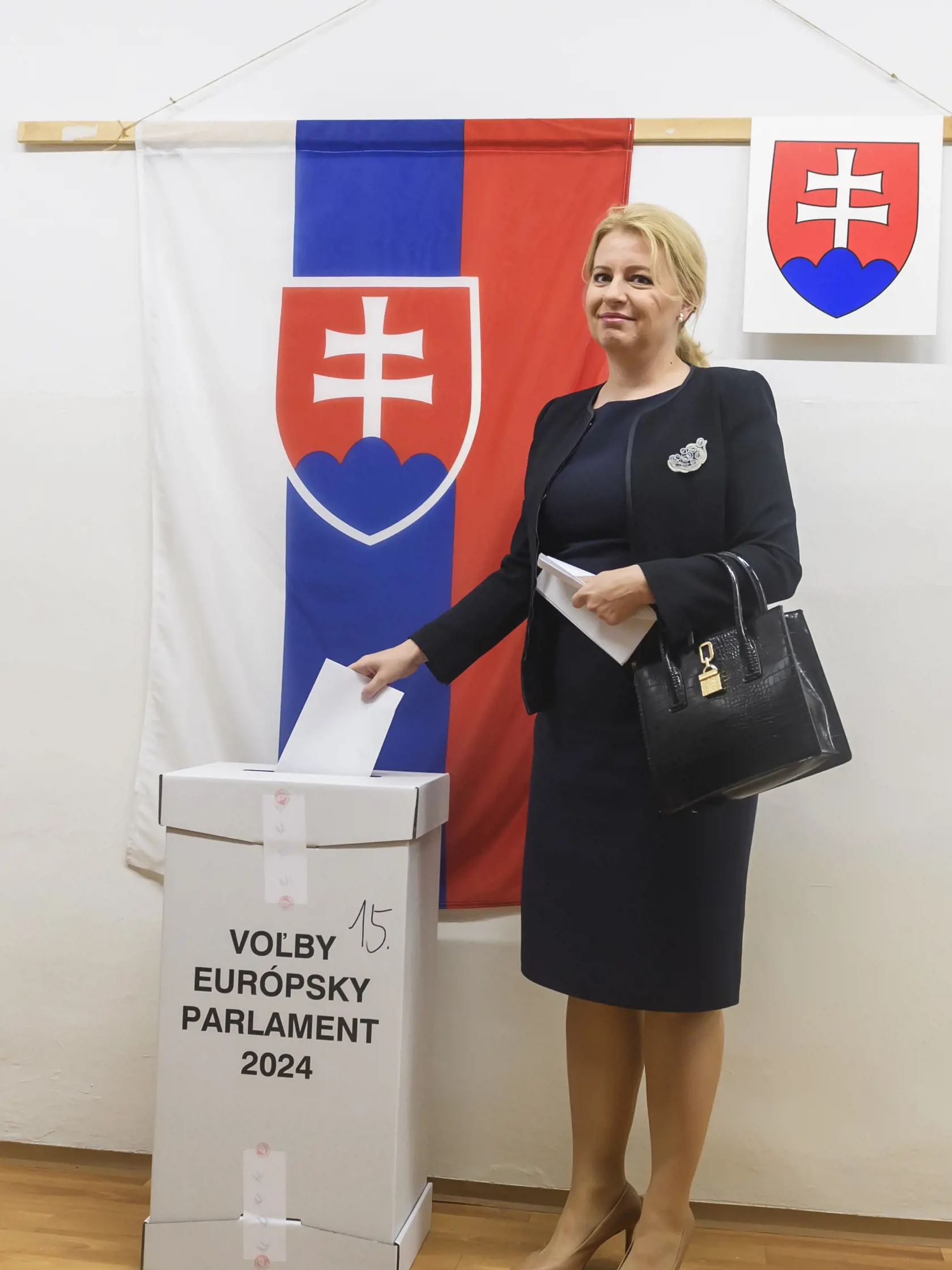 Na Slovensku sa v sobotu začali v poradí piate voľby do Európskeho parlamentu. Občania budú voliť 15 europoslancov z 22 politických strán a jednej koalície. Na snímke prezidentka SR Zuzana Čaputová vhadzuje obálku s hlasovacím lístkom do volebnej schránky vo voľbách do Európskeho parlamentu v Pezinku 8. júna 2024. FOTO TASR - Jaroslav Novák