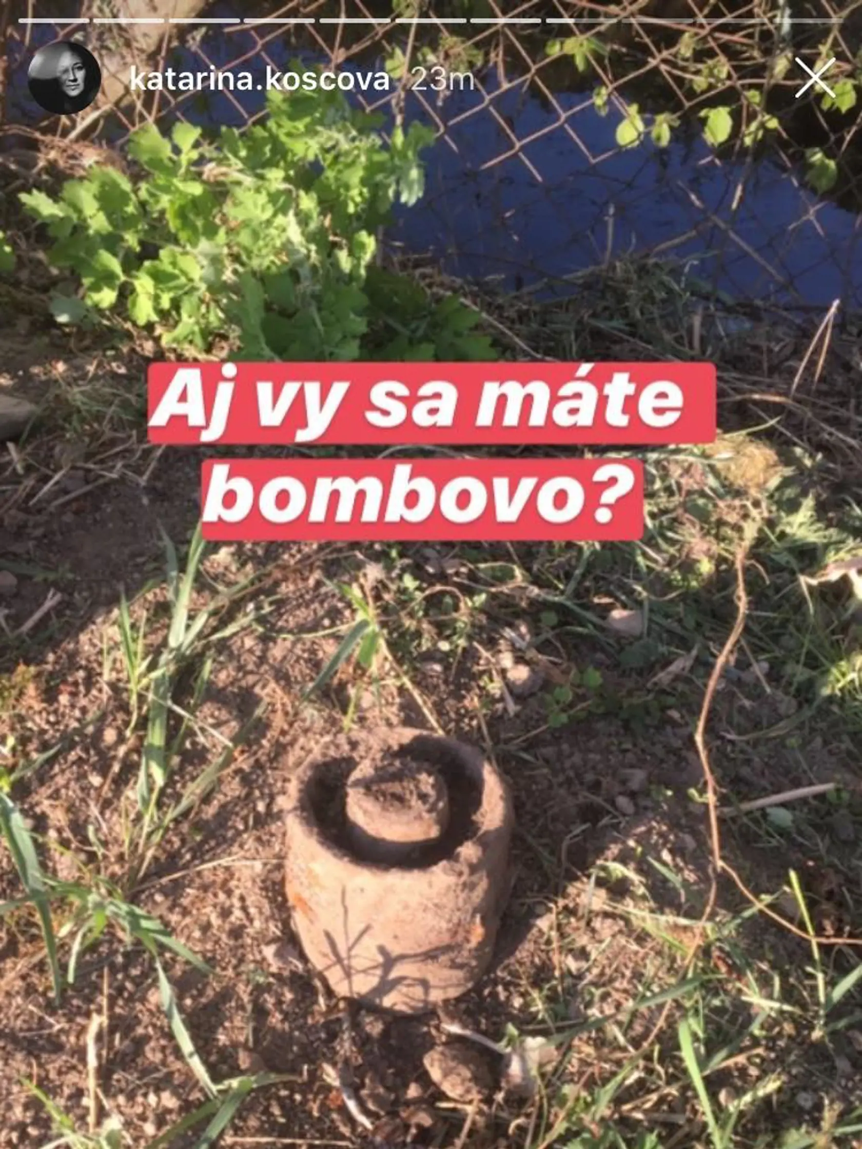 U Katky Koščovej zasahovala na záhrade polícia. Pri sadení stromčekov totiž natrafili na čudný predmet. Vraj môže ísť o starú mínu.