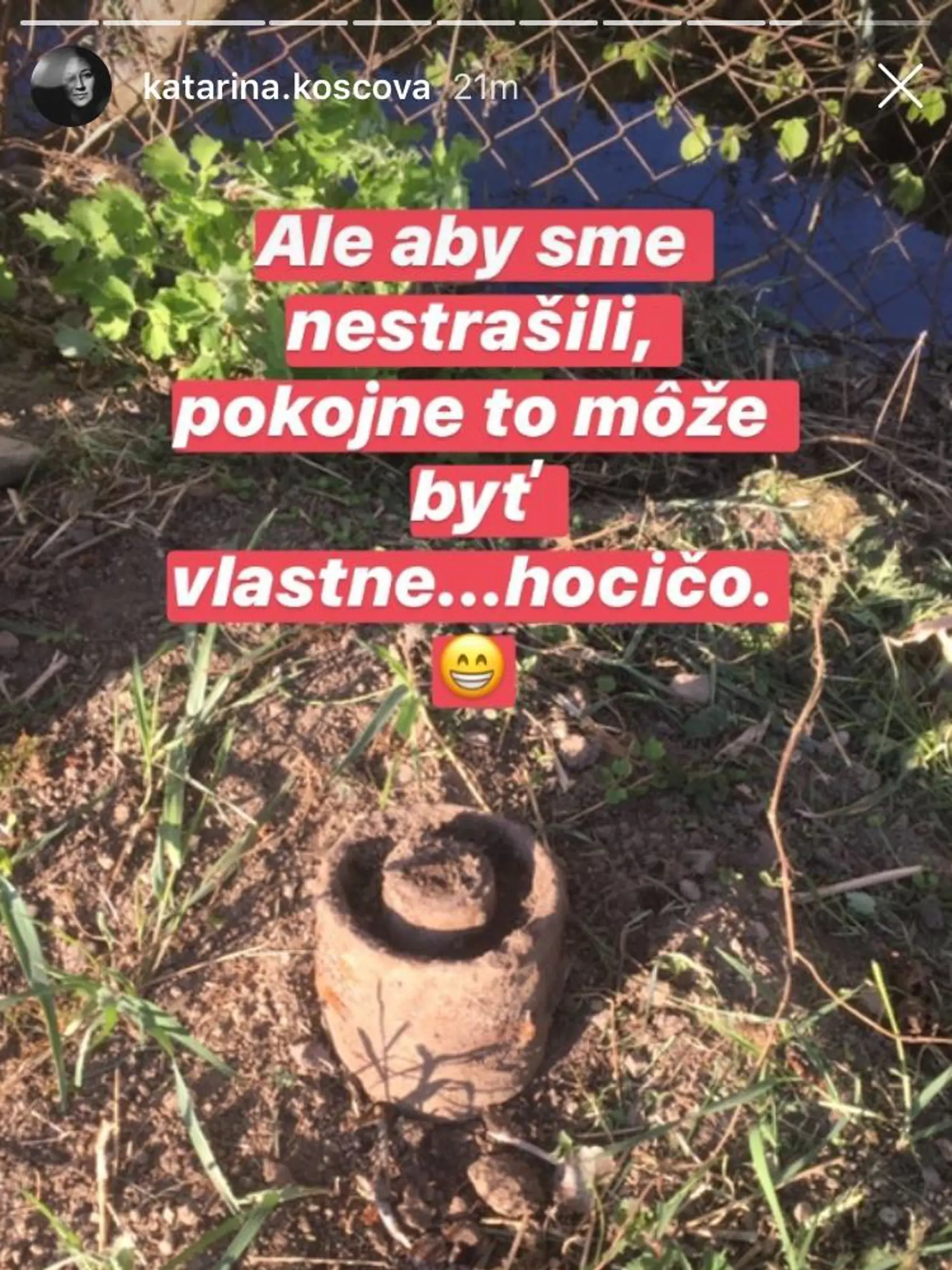 U Katky Koščovej zasahovala na záhrade polícia. Pri sadení stromčekov totiž natrafili na čudný predmet. Vraj môže ísť o starú mínu.
