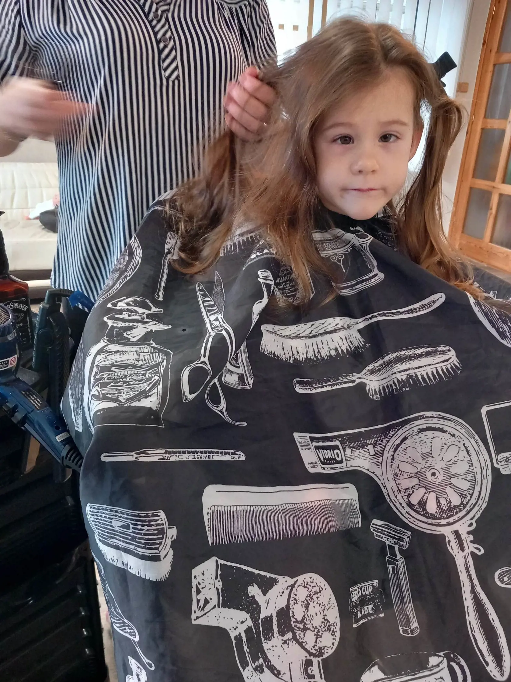 Malá bojovníčka Stelka (5) sa rada parádi.