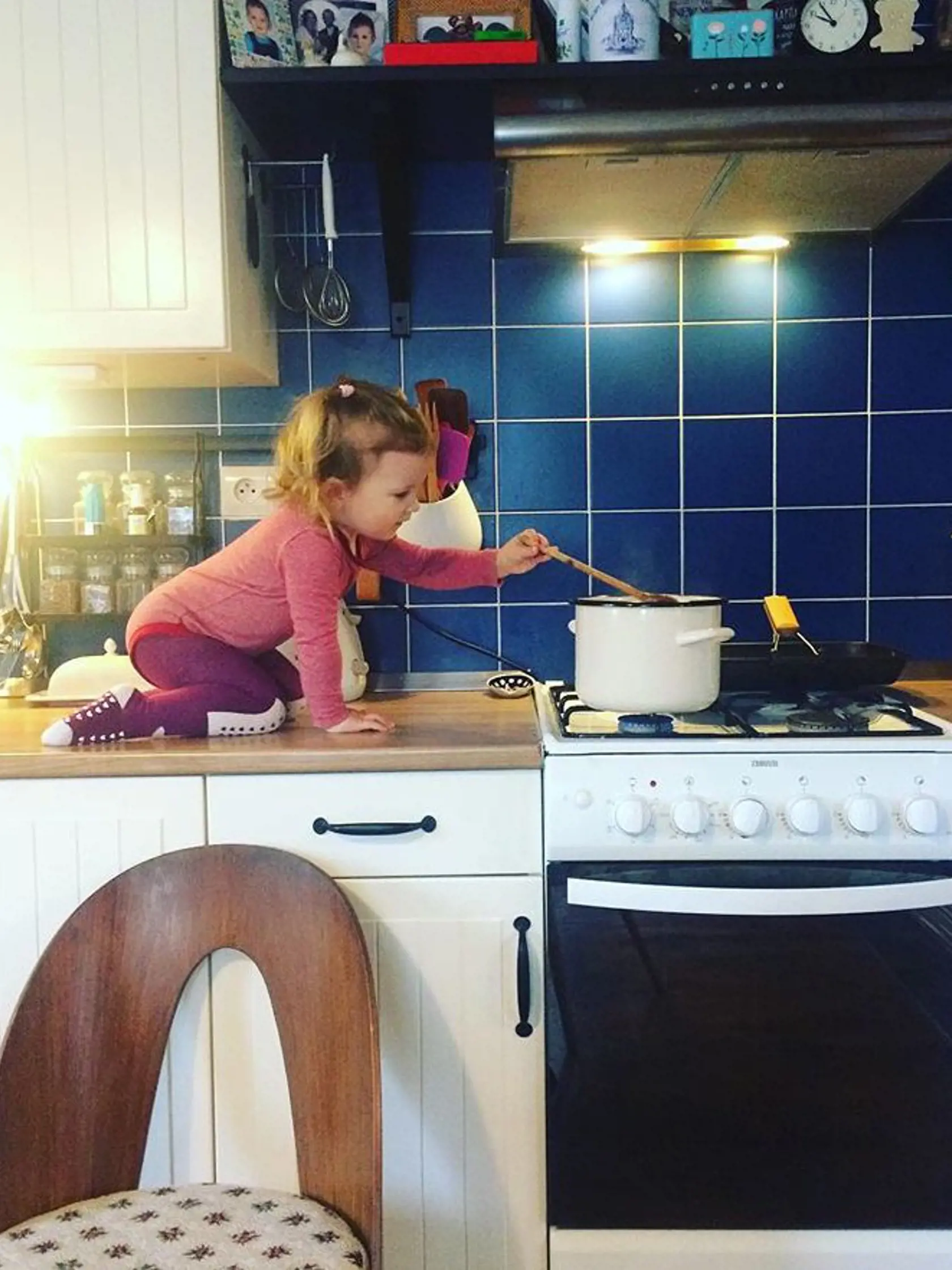Koščovej dcérka už pomáha aj pri varení.