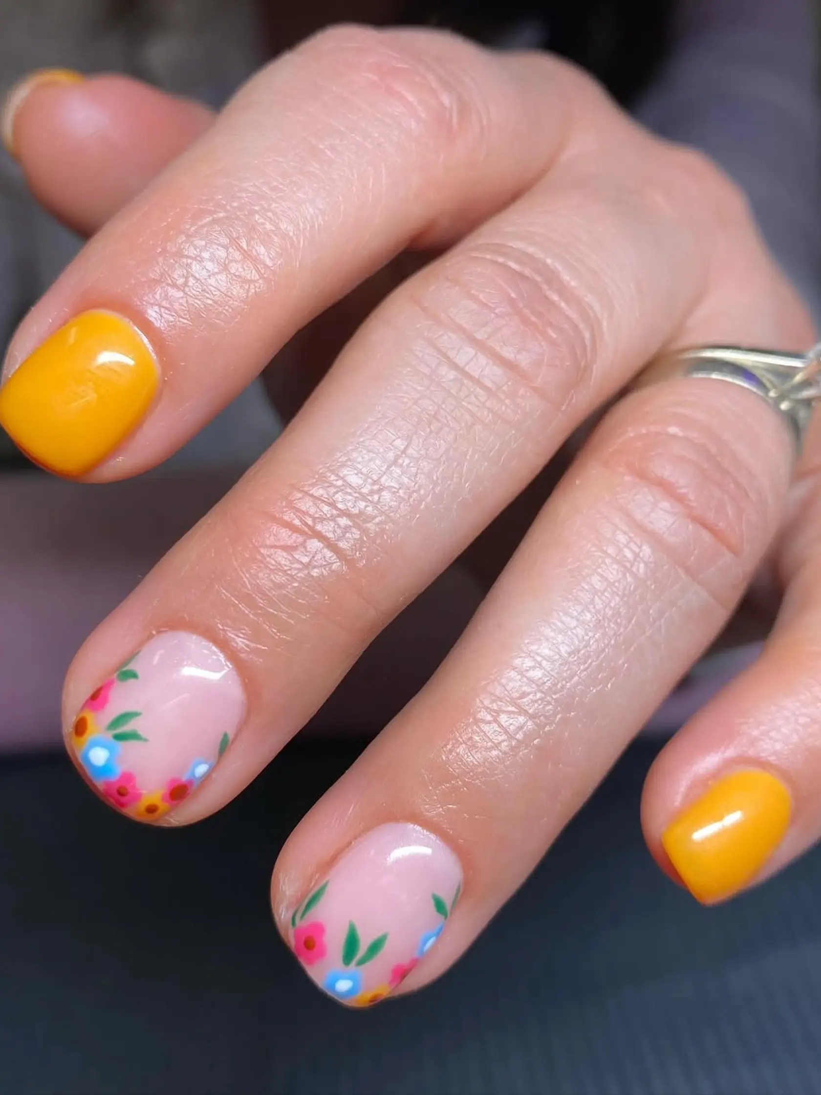 Kvetinová manikúra od @porfiriasnailart