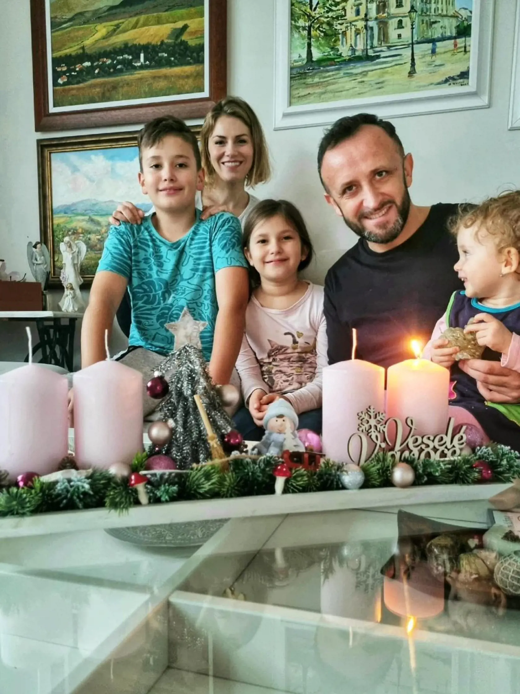 Krásna rodinka Ondreja Kandráča. Pozrite na rozkošnú kučeravú Marušku.