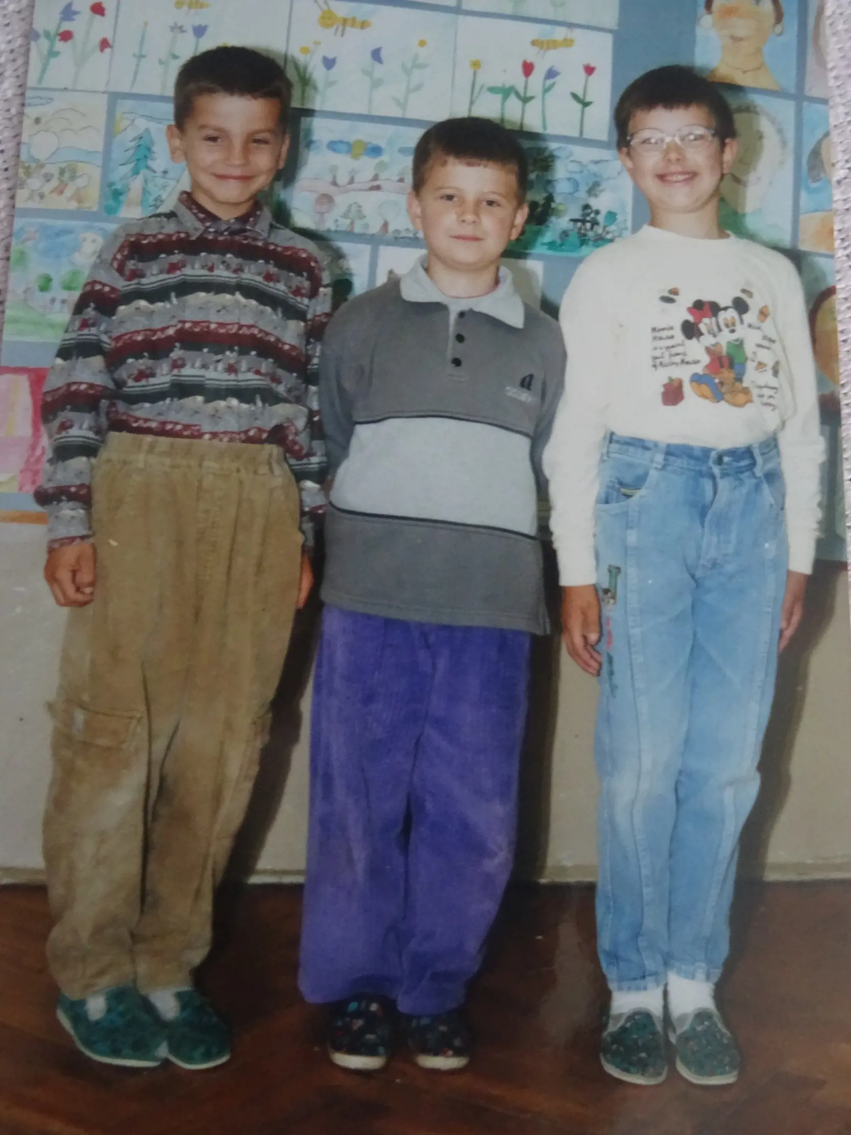 Jakubko (v strede) s kamarátmi.