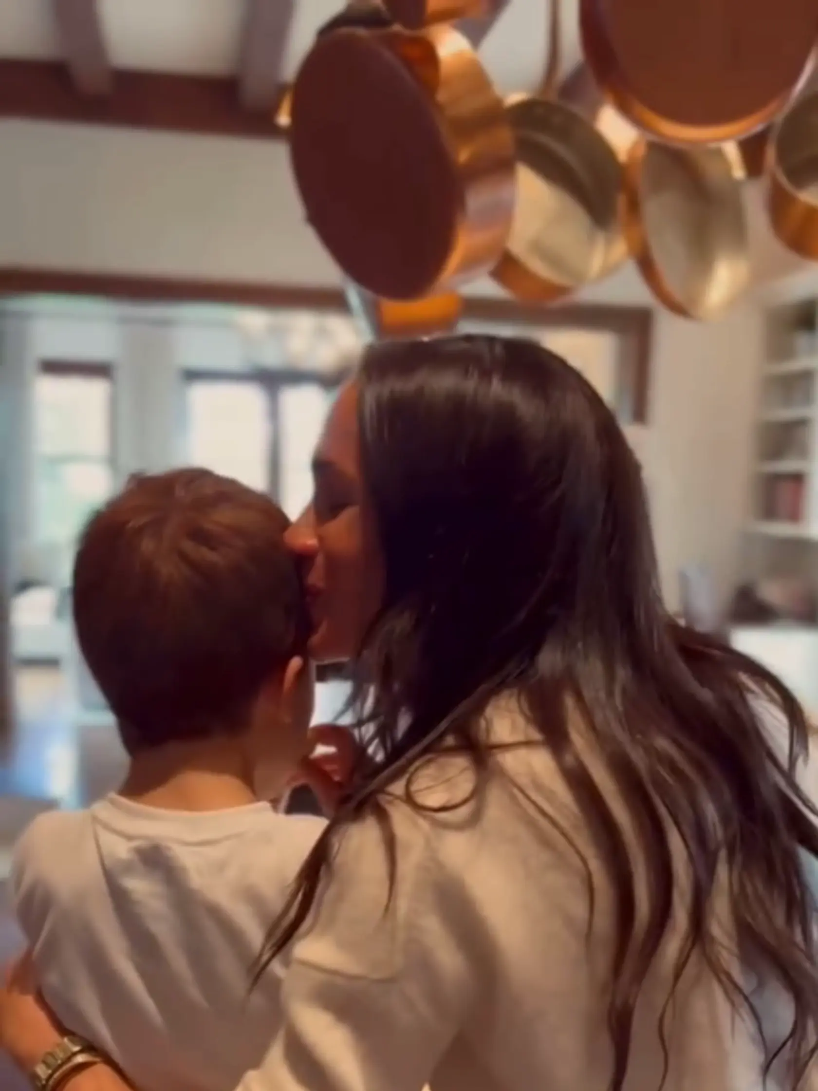 Meghan nežne bozkáva syna Archieho, ktorý jej pomáha v kuchyni. Ryšavé vlasy zdedil po Harrym. 