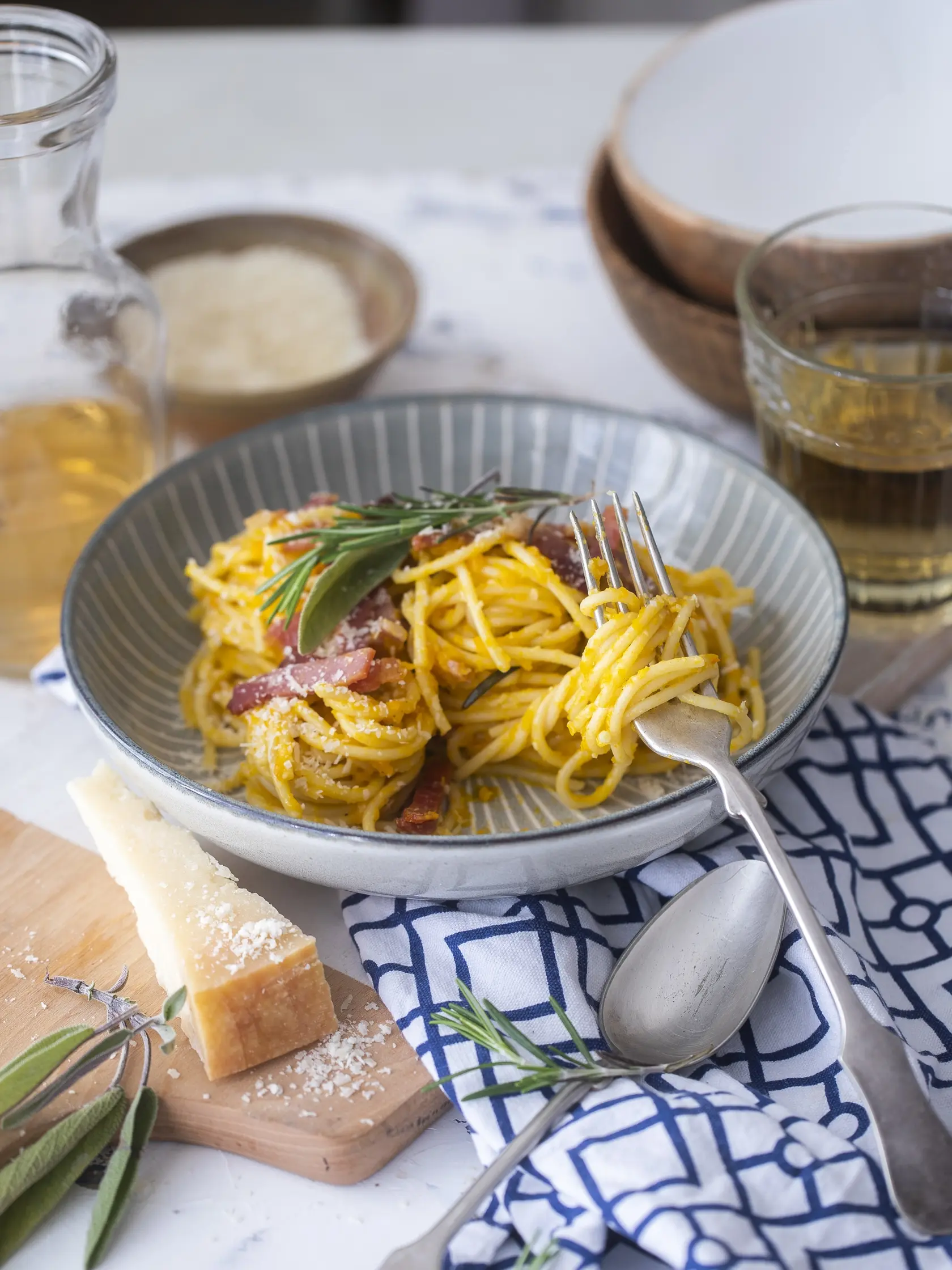 Moderátorka Lucia Hlaváčková s kamarátkou Mariyou navarila tekvicové špagety a polievku Minestrone

recept:
SPAGETTI ZUCCA
(TEKVICOVÉ
ŠPAGETY)
2 PORCIE, PRÍPRAVA 10 MINÚT, VARENIE 20 MINÚT
• 220 g špagiet
• 1 strúčik cesnaku
• 1 vetvička rozmarínu
• 3 až 4 lístky šalvie
• 300 g oranžovej tekvice
• 80 g specku (tenké plátky sušenej,
jemne údenej talianskej šunky)
• soľ, mleté čierne korenie
1. V mierne osolenej vode uvarte špagety na zhryz podľa návodu na obale.
2. Medzitým opečte v hlbšej panvici na oleji strúčik cesnaku a bylinky. Pridajte nadrobno nakrájanú tekvicu a opekajte do mäkka
asi 10 minút. Vyberte cesnak a bylinky
a tekvicu popučte varechou alebo vidličkou na hrubo.
3. Prilejte trocha vývaru z uvarených cesto- vín, aby bola zmes krémovejšia. Primiešajte špagety a podávajte posypané do chrumka- va opečeným speckom. Buono Appetito!

MINESTRONE
DI VERDURE
(ZIMNÁ ZELENINOVÁ
POLIEVKA)
4 PORCIE, PRÍPRAVA 15 MINÚT, VARENIE 30 MINÚT
• pol cibule • olivový olej • 2 mrkvy
• 1 cuketa • 2 zemiaky • 2 paradajky
• 1 stonka zeleru • 200 g bielej fazule (najlepšie mrazenej) • 200 g mrazeného hrášku • 2 litre vody • 1 lyžička sódy bikarbóny • 1 lyžica paradajkového pretlaku • kúsok kôry z parmezánu
• parmezán podľa chuti • čerstvá petržlenová vňať • soľ, čierne mleté korenie
Na krutóny:
• 1 starší rožok • olivový olej
• 1 väčší strúčik cesnaku • 2 lístky šalvie a 1 vetvička rozmarínu 1. V hrnci na oleji krátko opečte nadrobno nakrájanú cibuľu.
2. Pridajte na drobné kocky na- krájanú mrkvu, cuketu, zemiaky, paradajky, zeler a fazuľu s hráškom. Pár minút opekajte a prilejte horúcu vodu. Pridajte sódu bikarbónu, kto- rá polievku zjemní a zachová sviežu farbu zeleniny.
3. Pripravte krutóny: Rožok nakrá- jajte na kocky. V panvici na oleji krátko osmažte rozpučený strúčik cesnaku, lístky šalvie a prípadne rozmarín. Pridajte rožok a opečte do zlatista.
4. Keď polievka zovrie, pridajte pa- radajkový pretlak a ak máte, vložte kôru z parmezánu, ktorá v pravom talianskom recepte nesmie chýbať. Osoľte a okoreňte.
5. Polievku odstavte, keď je zelenina mäkká. Na tanieroch do nej pridaj- te nastrúhaný parmezán, olivový olej a krutóny. Môžete posypať petržlenovou vňaťou.