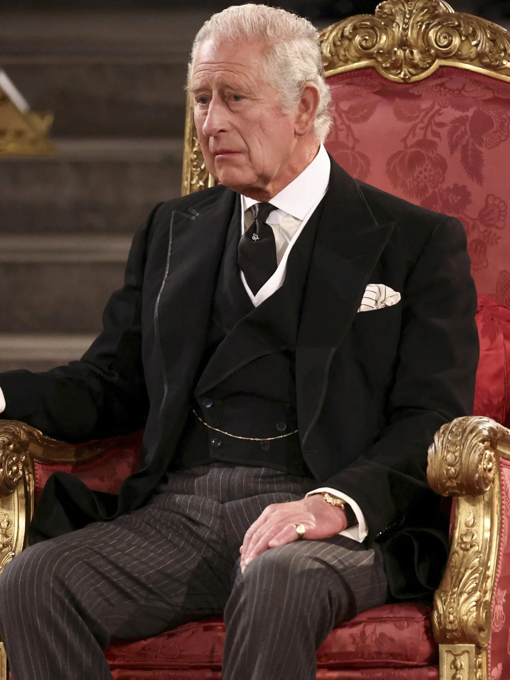 JB 31 Londýn - Britský kráľ Karol III. sedí v parlamente v priestoroch historickej Westminsterskej sály v Londýne 12. septembra 2022. Nový britský kráľ Karol III. predniesol v pondelok svoj prvý prejav v parlamente v Londýne, kde si najprv vypočul kondolencie od prítomných členov oboch komôr zákonodarného zboru. Informuje o tom TASR podľa správ televízie BBC a agentúr AFP a AP. V prejave sa v súvislosti so svojou zosnulou matkou Alžbetou II. odvolal na historickú hru Henrich VIII. anglického dra