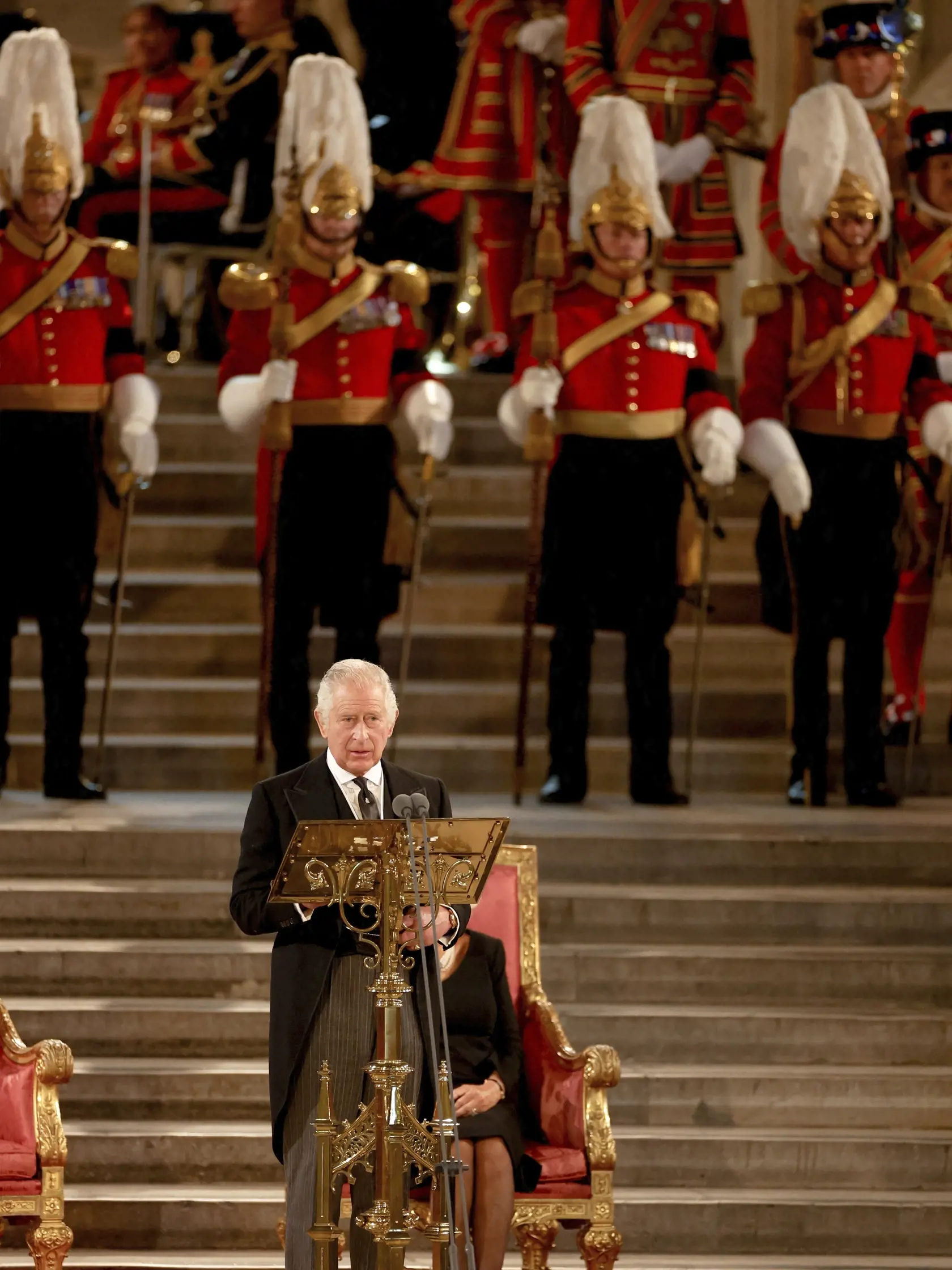 JB 28 Londýn - Britský kráľ Karol III. počas jeho prejavu v parlamente v priestoroch historickej Westminsterskej sály v Londýne 12. septembra 2022. Nový britský kráľ Karol III. predniesol v pondelok svoj prvý prejav v parlamente v Londýne, kde si najprv vypočul kondolencie od prítomných členov oboch komôr zákonodarného zboru. Informuje o tom TASR podľa správ televízie BBC a agentúr AFP a AP. V prejave sa v súvislosti so svojou zosnulou matkou Alžbetou II. odvolal na historickú hru Henrich VIII. 