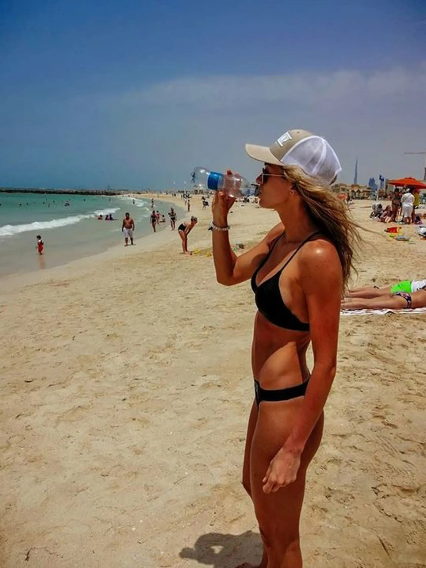 Véghova manželka Natália sa rada pochválila svojou sexi postavou. Keď vystavila krivky na pláži, jej followeri na sociálnej sieti na nej išli oči nechať.