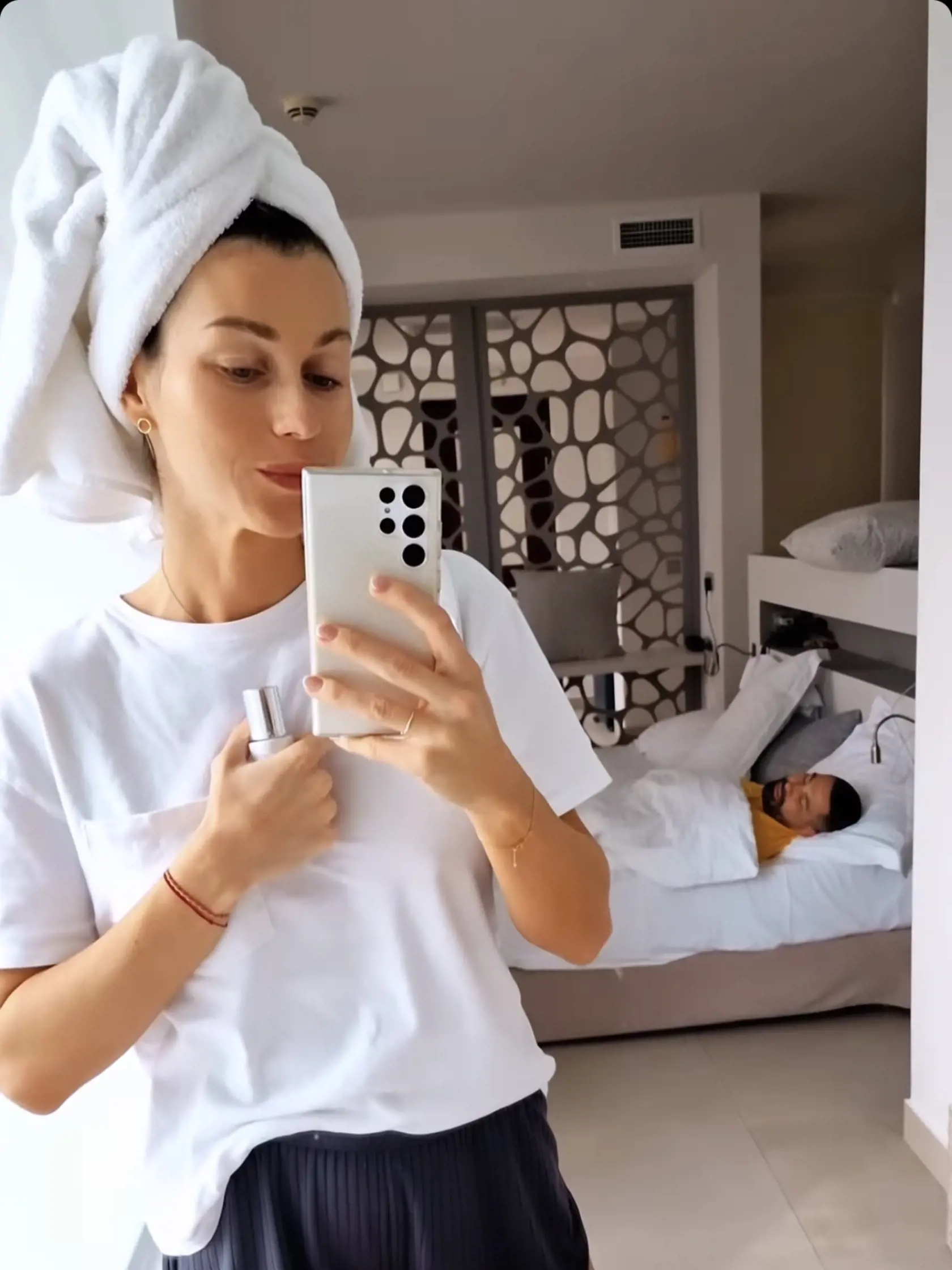 Zaujímavosťou je, že si po rokoch Véghovci môžu užiť niekoľko dní pre seba bez svojich ratolestí Attilu juniora a Dorotky.