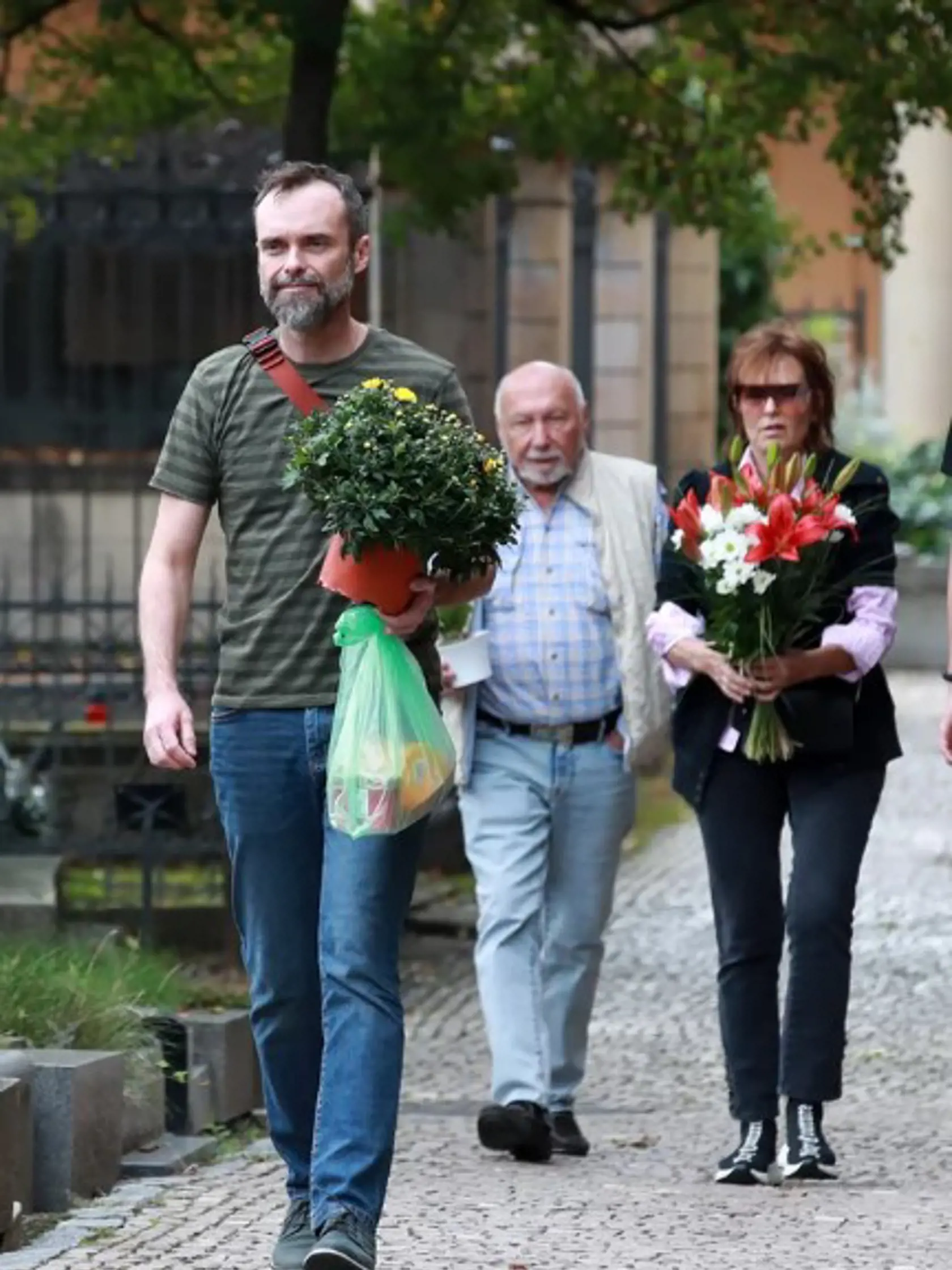 Waldemar Matuška jr., Jiří Planner a Olga Matušková na vyšehradskom cintoríne v Prahe.