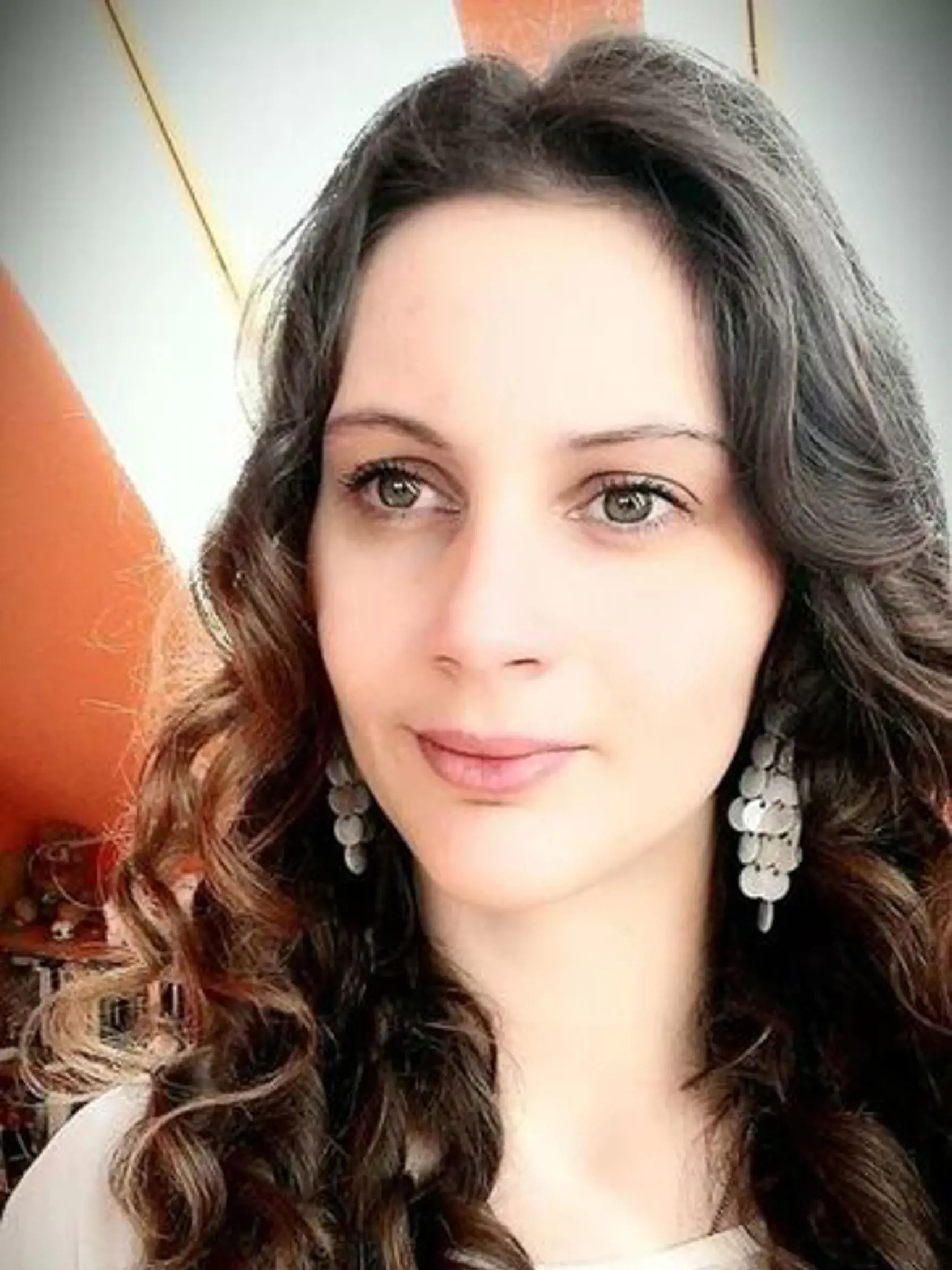 Kráska Václavka mala v hlave iba jednu guľku, ktorá jej preletela cez spánkovú kosť a skončila v mozgu. “Ona sedela v aute, jedla hamburger. Drahuš prišiel blízko k dverám šoféra a vystrelil. A jedna guľka ním zrejme preletela a smrteľne zasiahla Václavku. Ju pravedpodobne zabiť nechcel. Na Richarda vystrelil desaťkrát, jednu ranu nechal pre seba, keď videl, že dcéra je mŕtva,” povedal otec nebohej Ján.
