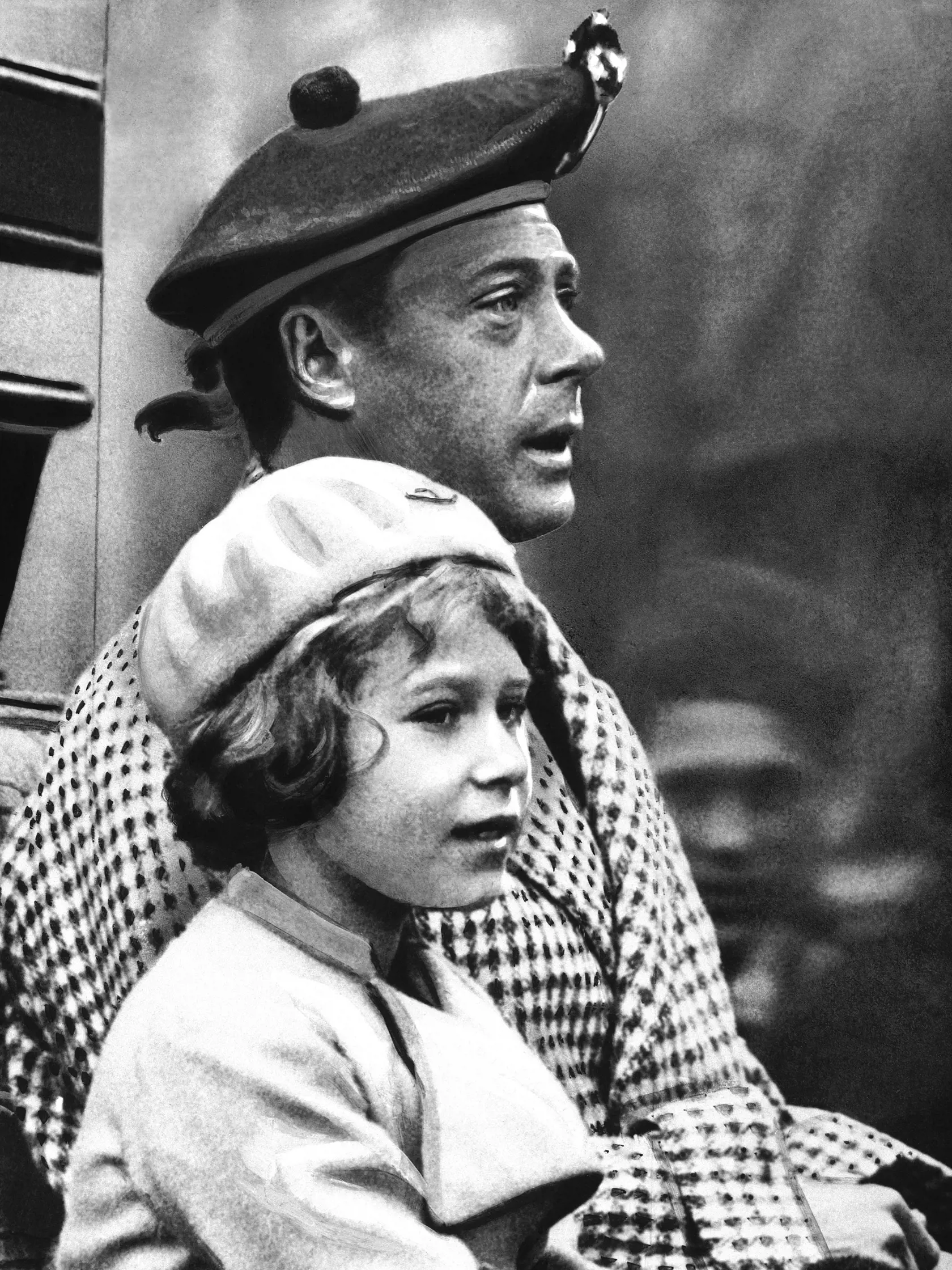 Na archívnej snímke z roku 1933 vtedajšia britská princezná Elizabeth (vľavo) a jej strýko, princ Edward počas návštevy Balmoralu v Škótsku.