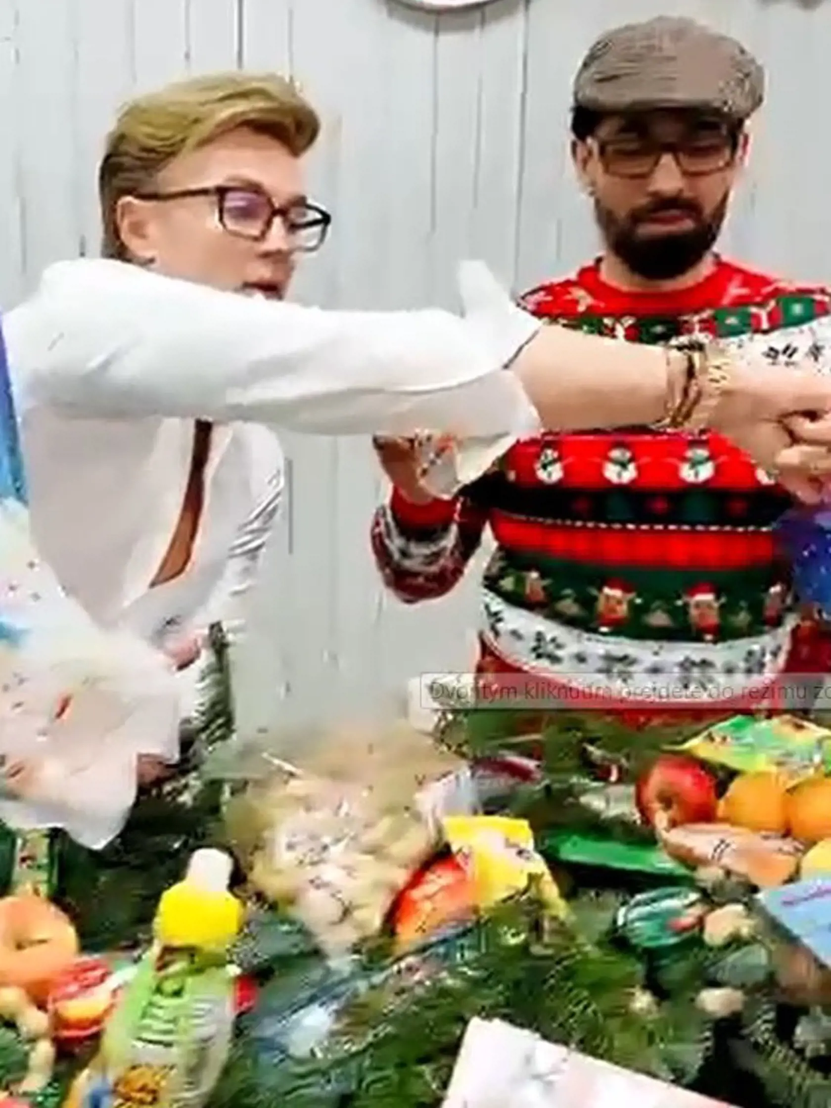 Guru a Vesače sa pri balení darčekov dobre zabávali,