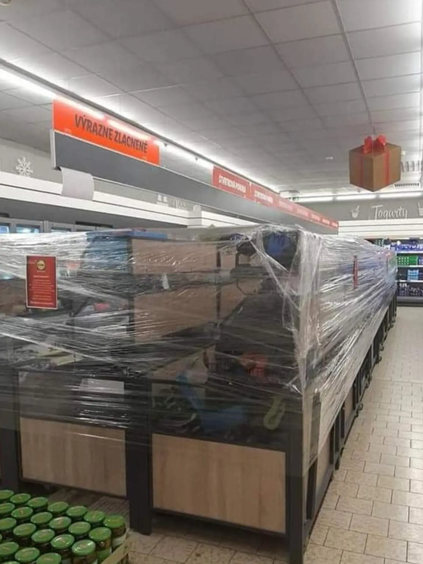 Takto to pred rokom vyzeralo v potravinových reťazcoch na Slovensku.