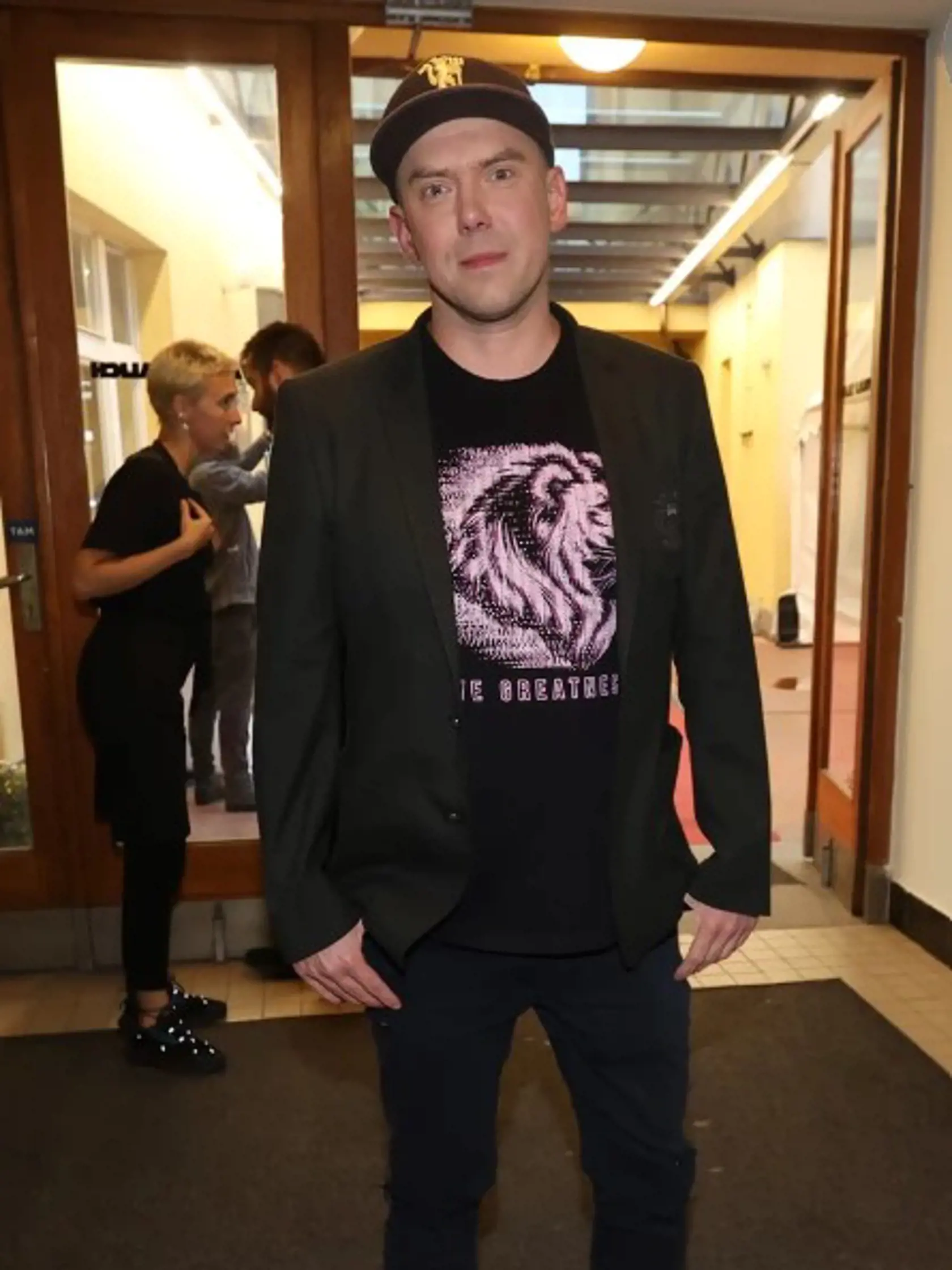 Láďa Hruška sa preslávil televíznymi reláciami, v ktorých učil ľudí variť šetrne a šetriť aj inými spôsobmi. Doteraz sa tomu venuje a má mnoho fanúšikov.