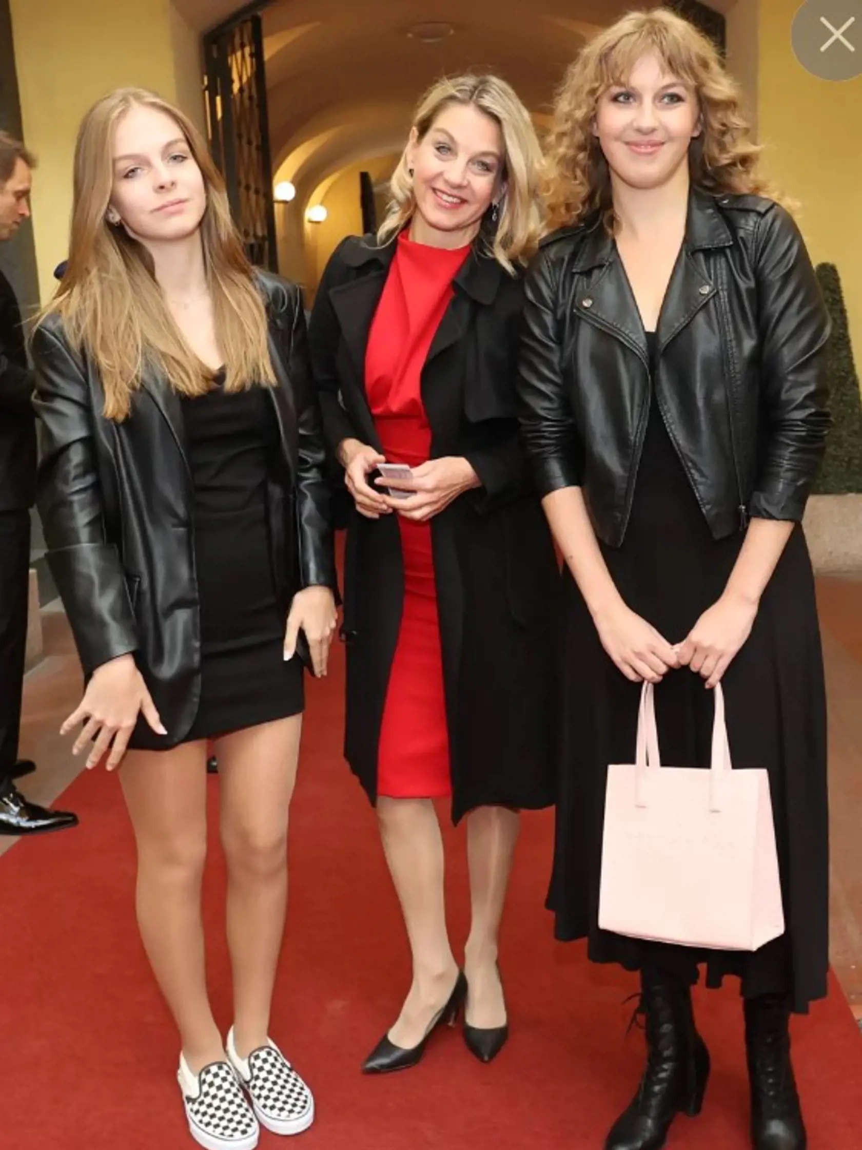 Herečka Sabina Laurinová prišla na premiéru s obomi dcérami. „Som veľmi vďačná, že som sa s Hankou mohla stretnúť,“ prezradila.