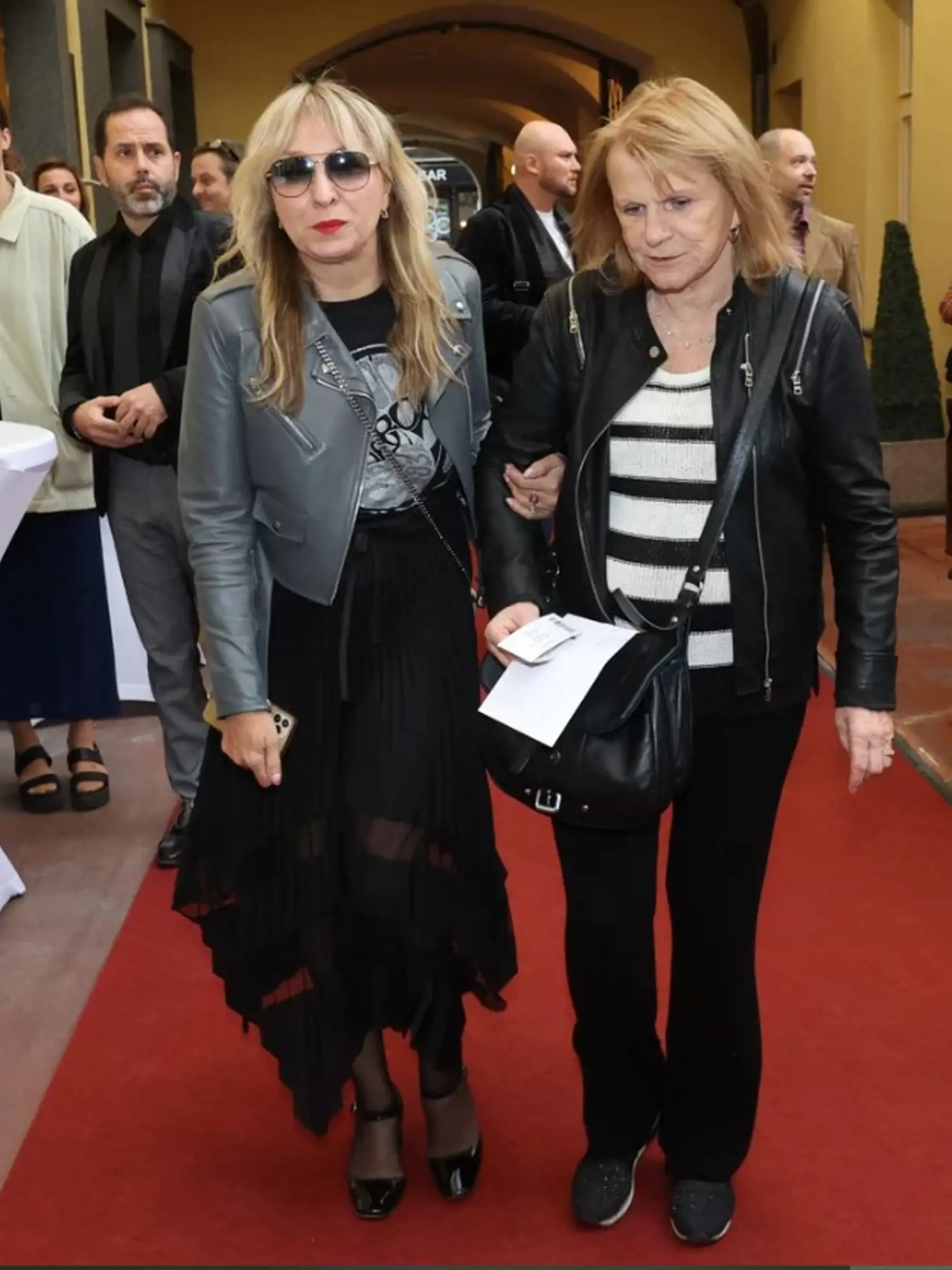 Kateřina Žbirková prišla na premiéru medzi prvými. Za okuliarmi len ťažko skrývala slzy. Jej najobľúbenejšou pesničkou od Hany Zagorové je Ta pusa je tvá.
