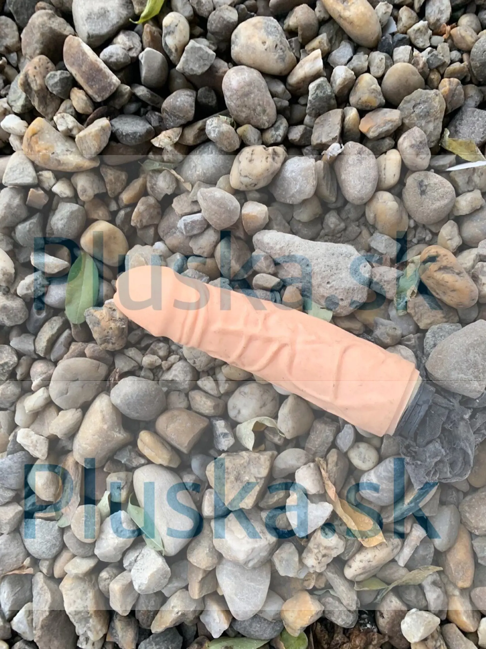 Vibrátor bol nájdený neďaleko miesta činu.