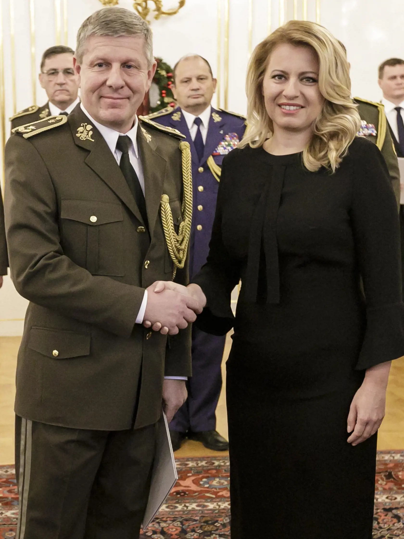 Na snímke prezidentka SR Zuzana Čaputová (vpravo) a plukovník Vladimír Lengvarský, ktorého prezidentka vymenovala do vojenskej hodnosti brigádneho generála počas menovania a povýšenia generálov Ozbrojených síl SR v Prezidentskom paláci v Bratislave 15. januára 2019. FOTO TASR – Dano Veselský