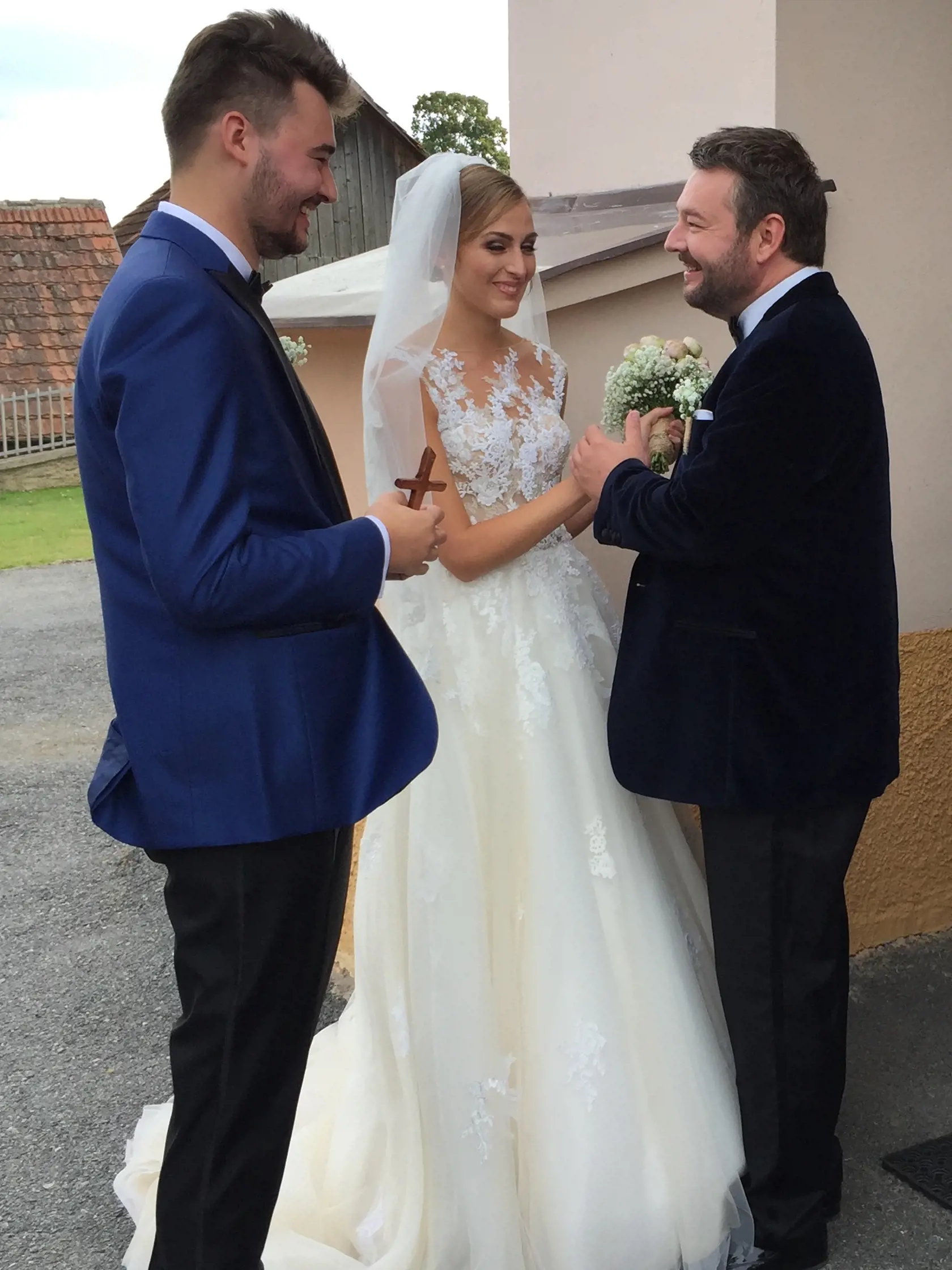 Šťastný Hudák po obrade blahoželal novomanželom medzi prvými.