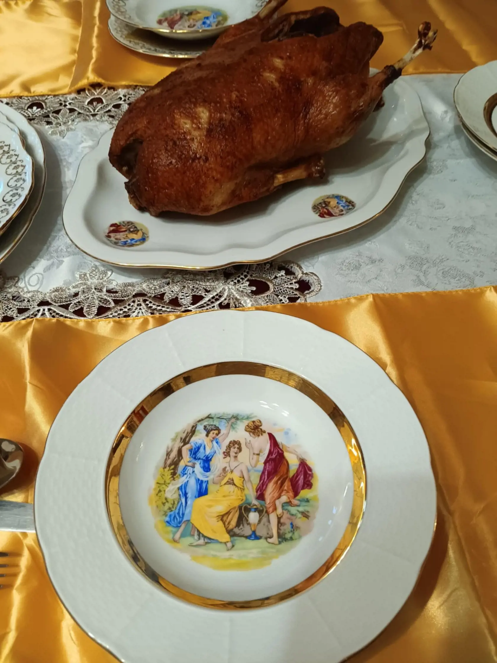 Stoly sú plné rôznych jedál.