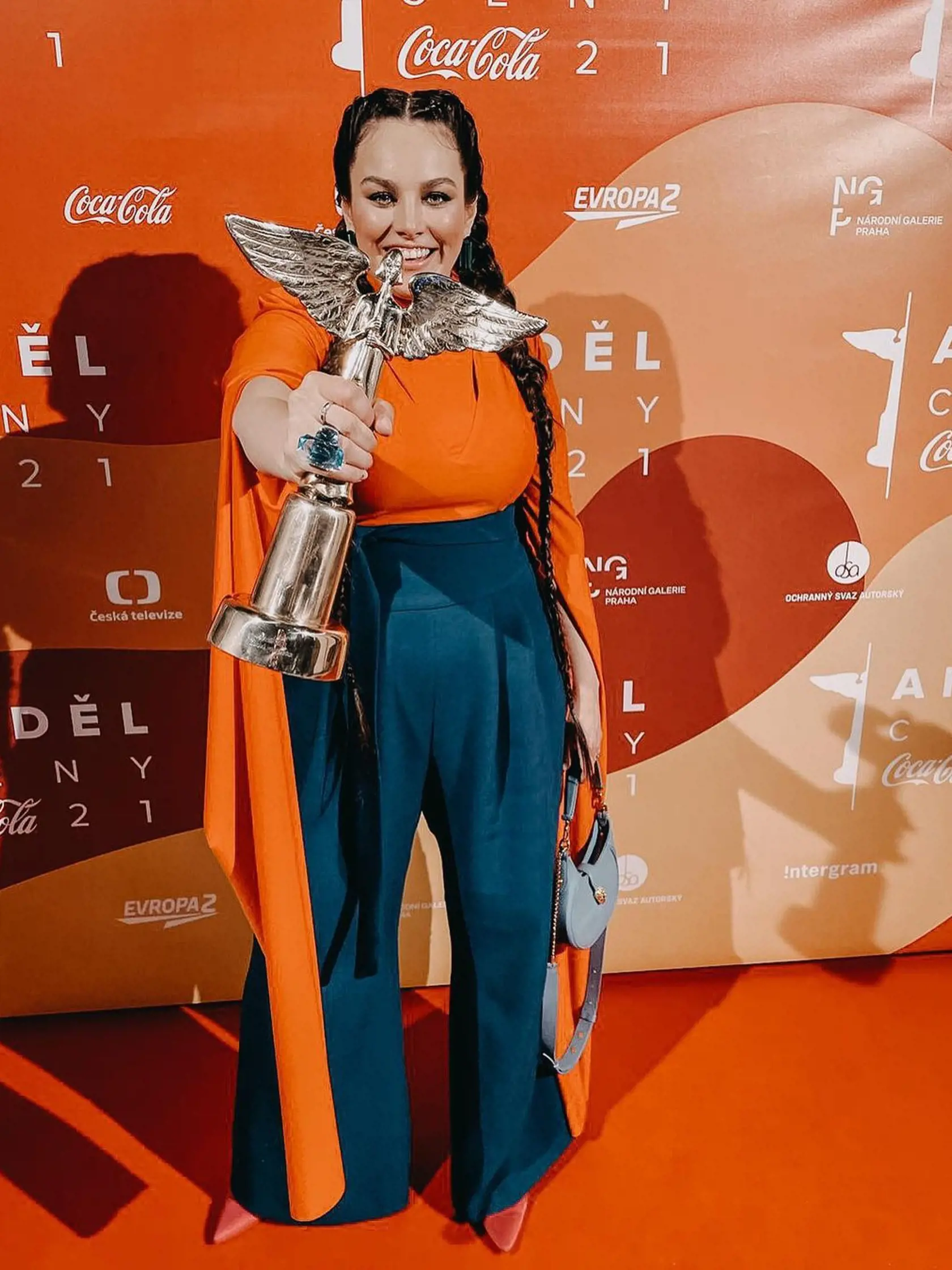 Ewa si pred pár dňami bola prevziať sošku Anděla za sólového speváka roka. Na udeľovanie cien prišla v zelenom tope a na vystúpenie sa prezlieka do tohto ohnivého.