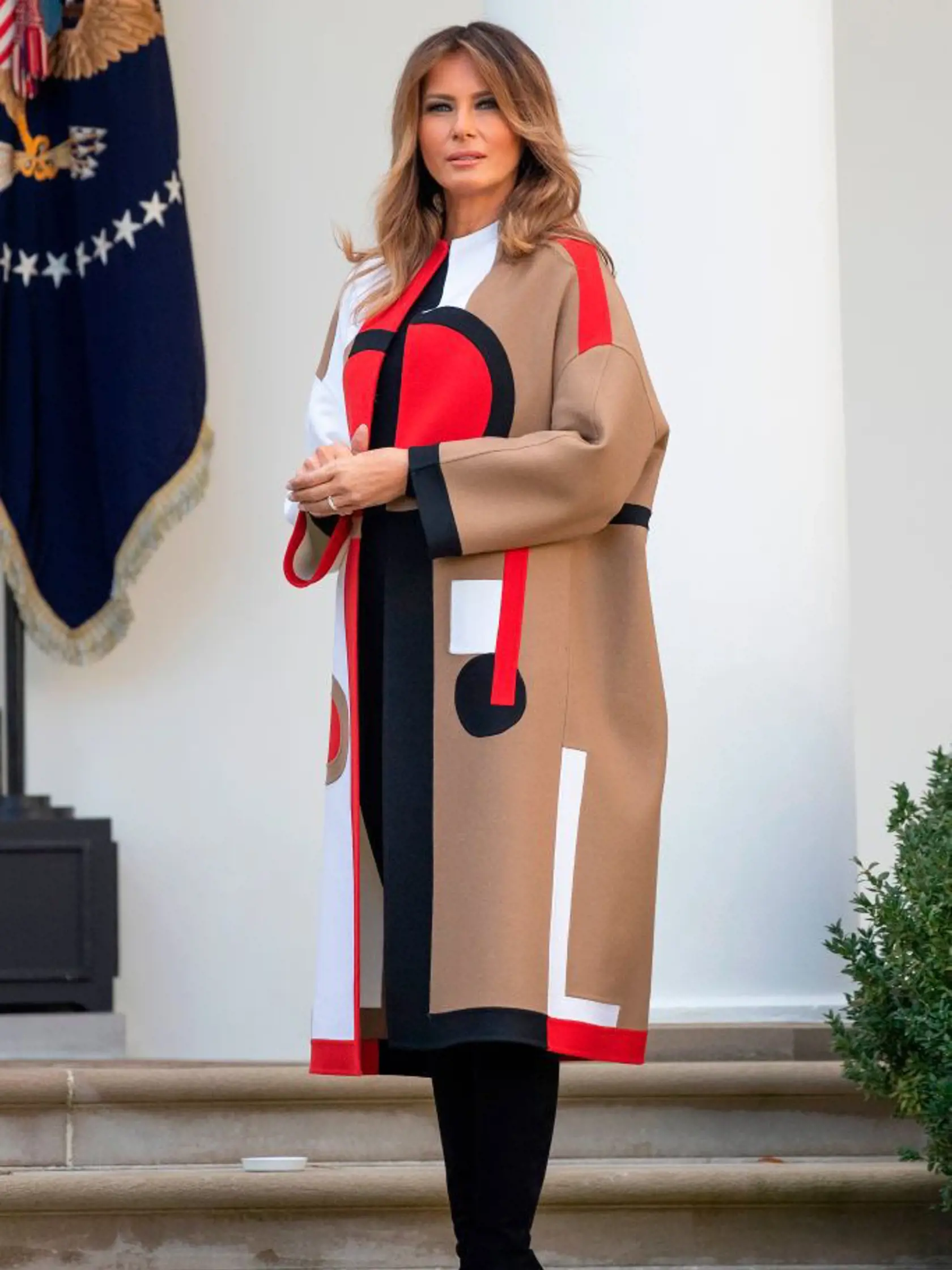 Melania Trump sa nebojí odvážnejších strihov v elegantnom prevedení.