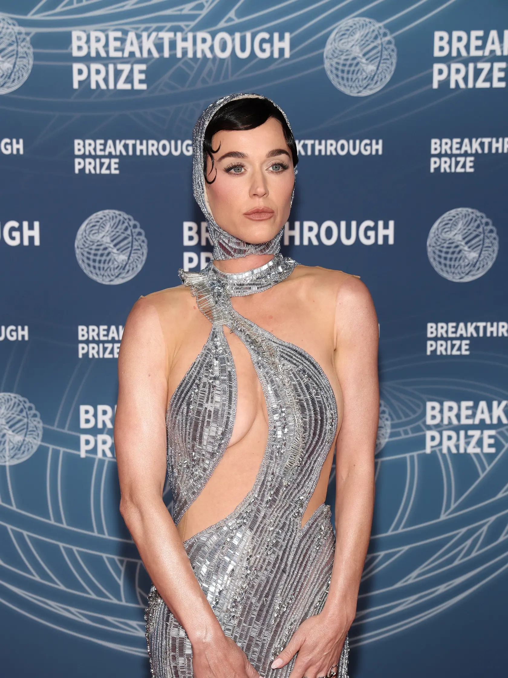Speváčka Katy Perry zvolila futuristické strieborné šaty s výstrihom, ktorý odhaľoval jej dekolt.